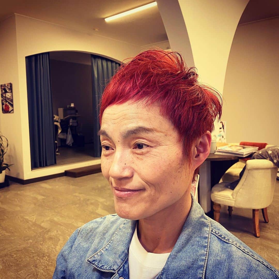 魔女菅原さんのインスタグラム写真 - (魔女菅原Instagram)「カラー入りました！ 色みが落ち着くのは2、3日後で、今回は深い赤、 🌹ローズ🌹 だそうです。  楽しみ！  #LOAM(ローム) #ベリショ #カラーリング #ローズカラー🌹  #魔女菅原」2月9日 19時39分 - hatsuyosugawara