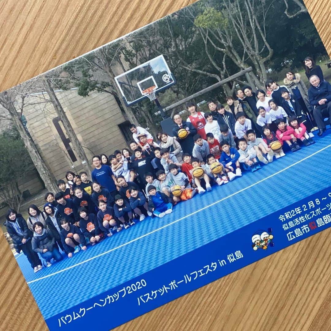 仲摩匠平さんのインスタグラム写真 - (仲摩匠平Instagram)「今日は、似島臨海少年自然の家で開催されているバームクーヘンカップ2020の合間に、時間をいただきクリニックを行いました。 短い時間ではありましたが、子どもたちと楽しくバスケをすることがでしました。 松井市長と株式会社バルコムの山坂さんもお越しになられていたのでご挨拶させていただきました。 松井市長もバスケを体験されてましたよ(^^) #3x3 #バスケ #バームクーヘン #カップ #発祥の地 #広島市 #市長 #bmw #upset #molten #b+ #ビープラス #似島 #牡蠣 #養殖場」2月9日 19時40分 - shoheinakama