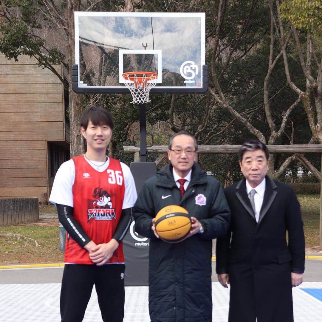 仲摩匠平さんのインスタグラム写真 - (仲摩匠平Instagram)「今日は、似島臨海少年自然の家で開催されているバームクーヘンカップ2020の合間に、時間をいただきクリニックを行いました。 短い時間ではありましたが、子どもたちと楽しくバスケをすることがでしました。 松井市長と株式会社バルコムの山坂さんもお越しになられていたのでご挨拶させていただきました。 松井市長もバスケを体験されてましたよ(^^) #3x3 #バスケ #バームクーヘン #カップ #発祥の地 #広島市 #市長 #bmw #upset #molten #b+ #ビープラス #似島 #牡蠣 #養殖場」2月9日 19時40分 - shoheinakama