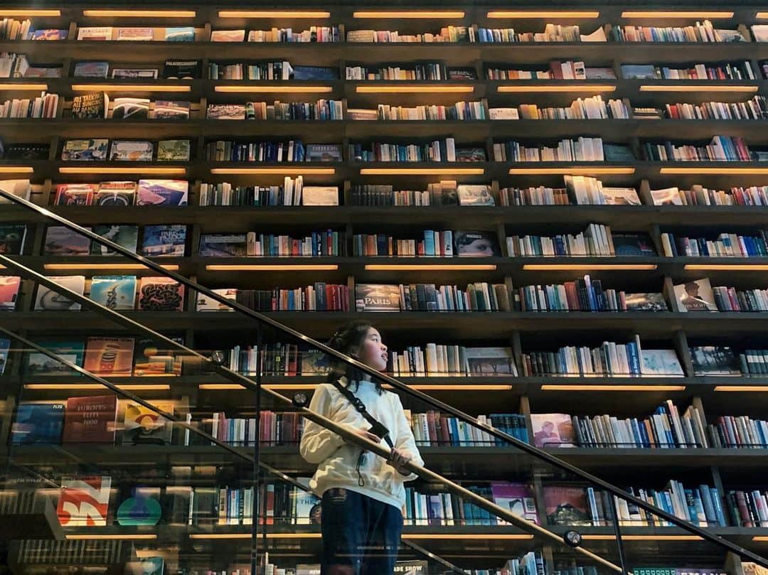 のインスタグラム：「#2354 2020.2.9sun 📖📚 お姉ちゃんはハリーポッター。 弟君はにゃんこ大戦争を。」