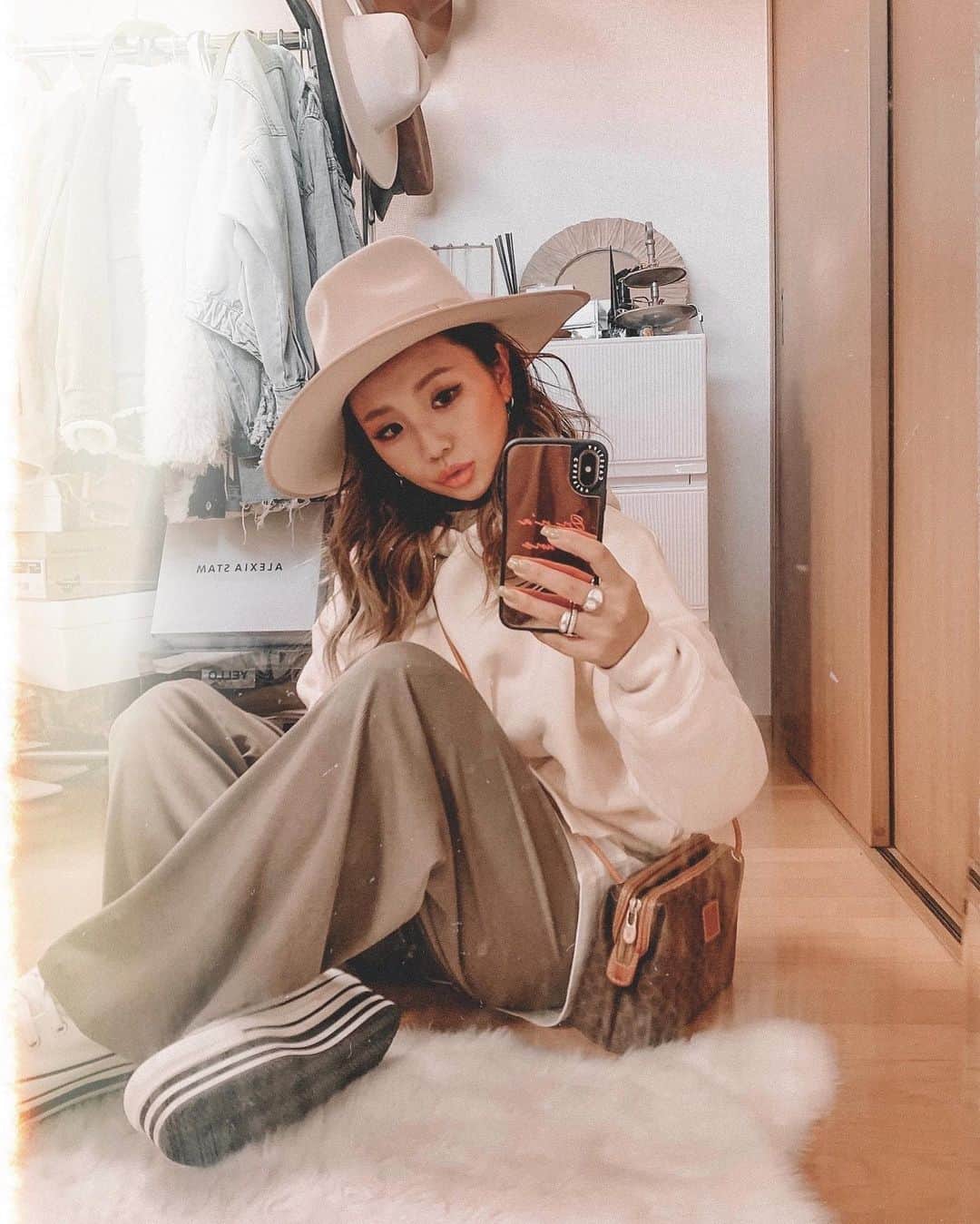 ✷kana✷のインスタグラム：「👟 #outfit . . リブカットリラックスパンツ✔️ @arholiday  春素材で少しテロっとしてるから ストンと落ちるシルエット◎ 本日ZOZOでクーポン出てるからお得です🎫 . あぁ。休みってあっとゆーまだな〜😭 . #arholida#arholiday_ootd #アンティローザホリデー」