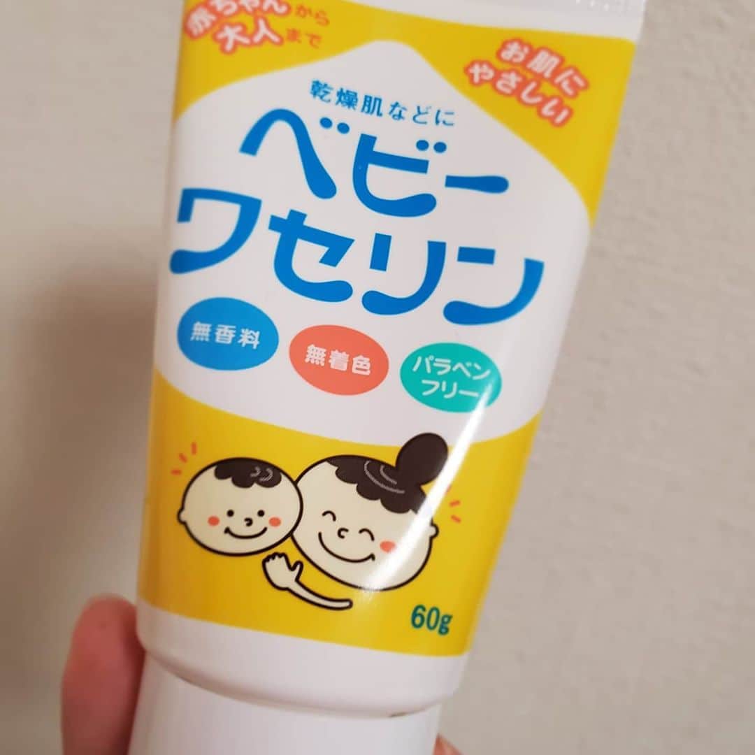 朱神宝のインスタグラム：「最近の手放せないもの。 歯の矯正を始めたからか、唇の乾燥が激しいので ベビーワセリンを唇に塗りたくる！ いい具合にツヤツヤしてくれるので近所の外出は口紅塗らずにこれ塗ってる。 そして手の乾燥もやばいので、頂き物のハンドクリーム塗りたくる！！ このハンドクリーム、ベタつかない心地よさでお気に入り。」