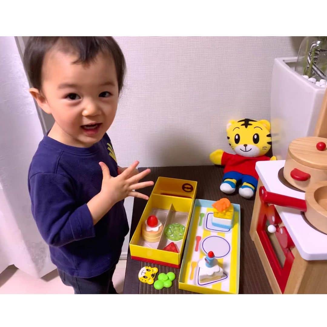 花田浩菜のインスタグラム：「2歳をすぎたあたりから#おままごと が大好き❤️な息子くん。 最近は私がキッチンにいる間一緒にぐつぐつMYキッチンでご飯を作っていたり、きちんと手を洗って、野菜を切って、などしているところを見るとよく見ているなーと思う今日この頃。 . . #里帰り が終わってから子供が2人になり、なかなか前より本人への時間をたっぷり割いてあげられなくて、我慢させたりすることも多くなってしまってごめんね😭と心では思うこともしばしばなのですが。。 今、この#2歳4ヶ月 の息子の瞬間は今しか見ることができないんだよな、と思っているので 心では『なるべく上の子を優先で！』と決めて、遊んで欲しそうな時にはなるべく遊んであげたり、お話ししたりと少しでも時間を作ってあげたいなと思っています。 . . そんな最近、 ご縁あって私も小さい時にはお世話になっていた、@kodomochallenge さんの教材を体験させていただいきました✨ . これは4月から始まる2・3歳児さん向けの『こどもちゃれんじ ぽけっと』の『 #かたちいろケーキやさん 』なのですが🎂 おままごと好きな息子は大喜び😍 さまざまなパーツを使ってケーキを作ることができるだけでなく、ごっこ遊びをしながら「形」「色」「高さ」なども学べたり、さすが#こどもちゃれんじ 🙌と思うような工夫がたくさんされていました✨ . . 本物みたいに押すと飛び出るホイップクリームで自分でケーキにトッピングしてみたり、盛り付けのフルーツを思い思いに組み立てたりしながら一緒にお話しながら遊んでいたら、 👶『ママ、はい❤️』 と作ったケーキを私にくれて、感動〜😭❤️（🔜動画） お隣に座って一緒にあむあむ食べてみたり、こうやって2人だけで一緒に遊んでいる時間も、息子にとって#濃い時間 になっていたらいいなと思います😊💕 . . 今、@kodomochallenge では 「 #濃い時間みつけ隊 」募集キャンペーンを実施しているそう✨ . 毎日は忙しく過ぎていくけれど、後から思い返せば親子で過ごす毎日は、一生のうちの、かけがえのない時間。 たとえ時間は短くても、だからこそ親子の「濃い時間」を過ごしたい。ということで😌 . #濃い時間みつけ隊 @kodomochallenge とタグ付けして、 ぜひ皆さんもそんな濃い時間を過ごすアイディアを投稿してみて下さいね😊 素敵なアイデアはリポストされるみたいです✨❤️ . . #しまじろう #こどもちゃれんじ #濃い時間みつけ隊 #かたちいろケーキやさん  #PR #親子の時間 #2歳 #2歳児  #男の子ママ #イヤイヤ期 #2歳差育児 #2歳差兄妹 #女の子ママ #2児ママ #子育て #親バカ #親バカ部 #ig_oyabakabu #happy #happydays」
