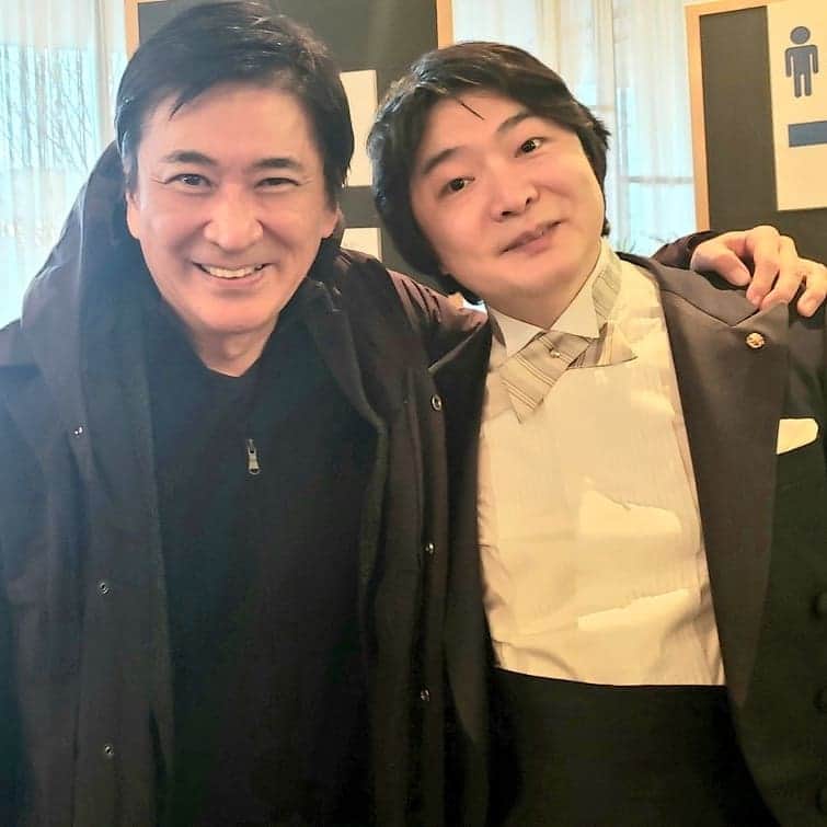 藤岡幸夫のインスタグラム：「東京混声合唱団を聴いてきた。 指揮は僕がリスペクトする山田和樹さん。素晴らしい演奏に考え抜かれた演出で感動的で最高に楽しい演奏会だった。満席の客席大盛り上がり！ 和樹さんご指名で来年３月の定期を 振らせて頂くのが楽しみ。 実は僕達は同門で彼は超優秀な弟弟子なのです(兄弟子は出来が悪いというよくあるパターンでして…汗)  この演奏会で委嘱作品の信長貴富さんの「鉄道組曲」山田和樹さんが余りに素晴らしいのでと、後半のメインに変更。現代音楽と対極にあるこの作品は満席の客席を大いに沸かせた。多くの人に愛される新作の誕生は感動的だ。 来週の林そよかのピアノ協奏曲初演も楽しみです！」