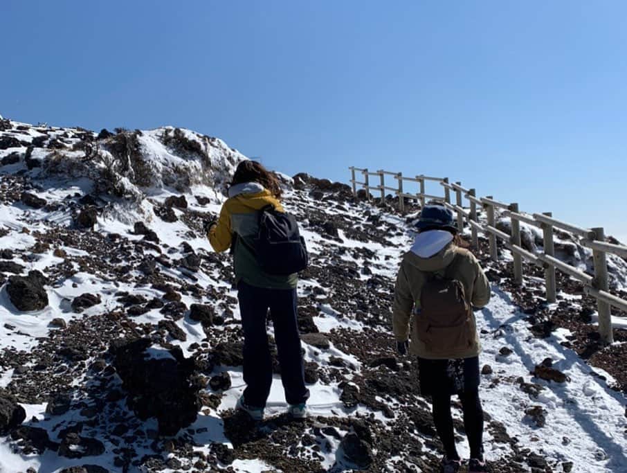 川崎優さんのインスタグラム写真 - (川崎優Instagram)「. . 韓国岳の頂上⛰ 上に行くほど雪が深くて、風が冷たく本当に強かった…！山々の美しさにみんなで圧倒されました… 隣に新燃岳も。 溶岩🌋と雪のコントラストがブラックモンブランみたいだった…❗️ .そして山が大きすぎて恐いとも思ってしまった…！途中でみた景色にも全部に感動しながら登りました⛰ 山で食べたカップラーメンもまた格別。。降りて温泉に入って、牛乳と蒸し卵と鷄山菜うどんを食べて帰宅。朝から晩までお腹いっぱい自然を満喫した１日🌍✨ #休日登山部 #兄弟みたいな人々🤣 #ありがとう #楽しかった #またすぐ行きたい #山登り #登りたい #ヤマーになろう #登山が好きな人のことをこう呼ぼう #ヤマーと」2月9日 11時15分 - yuu__noir