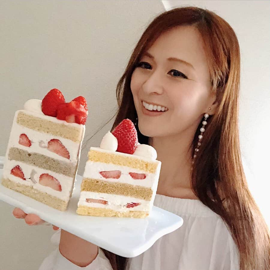 里井真由美さんのインスタグラム写真 - (里井真由美Instagram)「🇯🇵🍓 新エクストラスーパーあまおうショートケーキ❗️ ・ ・ ホテルニューオータニ内 「パティスリーSATSUKI」が誇るショートケーキの最上級版でございます〜🥰🍓 @hotelnewotanitokyo ・ ・ 和三盆を加えたアーモンドミルク、 スポンジは国産八穀米Jシリアルや玄米卵が使われていてふわもちっ❤︎ ・ ・ いゃあ、もぅ、おいしくてたまりません❤︎ 吉野葛で仕上げられた博多あまおうは、みずみずしく甘くおいしい〜🍓 ・ ・ 私が手持ちしている、もう一種のはスーパーあまおうショートケーキ！ こちらもまたご紹介しますね🍓 ・ ・ 今、全館で「あまおうスイーツフェア」が開催されています。 🔻 🔻 Instagramキャンペーンも大好評🙌、 #あまオータニ @hotelnewotanitokyo  つけて あまおうスイーツを投稿したら抽選で素敵な景品もらえるんです。 うふ🥰🍓 ・ ・ →最後の画像) 食べあるキングとのコラボ❗️あまおうスイーツも5/6まで延長されたので、いらして下さいね〜 私もしょっちゅういまーす❤︎ ・ ・  #ニューオータニ #ニューオータニ東京#博多あまおう#食べあるキング #いちご#あまオータニ#あまおう #里井真由美 #さといいね#栗スイーツ#デパ地下#ホテルスイーツ#デパ地下スイーツ#ホテル#ありが糖運動#まゆログ#フードジャーナリスト里井真由美」2月9日 11時20分 - mayumi.satoi