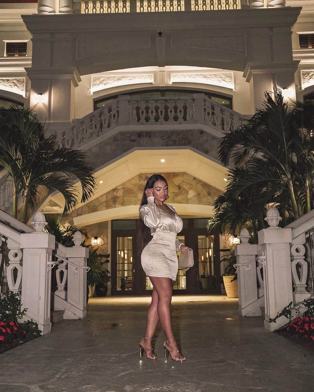 Aylen Aのインスタグラム：「Golden nights ✨ @fashionnova Fashionnovapartner」