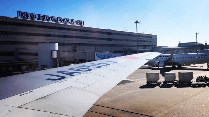 坂東慧のインスタグラム：「高松空港に到着✈︎ #jal #airplane #b767  #hnd #rjtt #tak #rjot  #うどぅんたべたい」