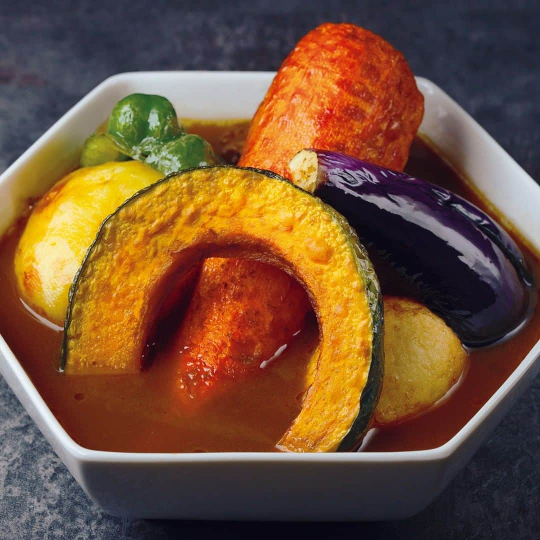 東京カレンダーさんのインスタグラム写真 - (東京カレンダーInstagram)「これはただのスープカレーにあらず。紅茶とスパイスが織りなす新しきハーモニー！⠀⠀⠀⠀⠀⠀⠀⠀⠀ （写真→ #イスパハーニライス ¥1,230(税込)） ★その他のメニューや、店内の様子、詳細は ⠀⠀ 『月刊誌 東京カレンダー2020 3月号』内の『世田谷の話題店』にて ⠀⠀⠀⠀⠀⠀⠀⠀⠀ ⠀⠀⠀⠀⠀⠀⠀⠀⠀ ★この企画について⠀⠀⠀⠀⠀⠀⠀⠀⠀ 【三茶グルメ】 夜の三軒茶屋には〝お酒好き”を引き寄せる磁力がある 『世田谷の夜はこの上なく楽しい』#三軒茶屋 深夜まで美味しい肴とお酒が楽しめる人気店５選！ ⠀⠀⠀⠀⠀⠀⠀⠀⠀ ⠀⠀⠀⠀⠀⠀⠀⠀⠀ 【今回ご紹介したレストラン情報】⠀⠀⠀⠀⠀⠀⠀⠀⠀ 店名▷ #馬来西亜マレー　（マレーシアマレー）⠀⠀⠀⠀⠀⠀⠀⠀⠀ エリア▷ #祖師ヶ谷大蔵⠀⠀⠀⠀⠀⠀⠀⠀⠀ 電話▷03-3484-0858⠀⠀⠀⠀⠀⠀⠀⠀⠀ ※お問い合わせの際は「""東京カレンダーインスタ""を見た」とお伝えいただければ幸いです。⠀⠀⠀⠀⠀⠀⠀⠀⠀ 住所▷世田谷区祖師谷4-21-1」2月9日 11時30分 - tokyocalendar