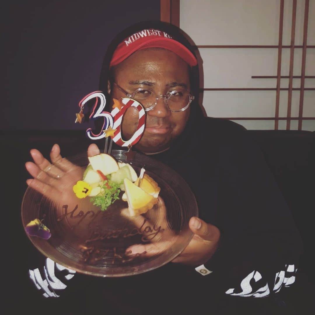 アントニーのインスタグラム：「30歳になりました  #なんだこの表情 #30歳の目標は #輝く #だいぶざっくりだなっ！ #今後とも皆様よろしくお願いします」