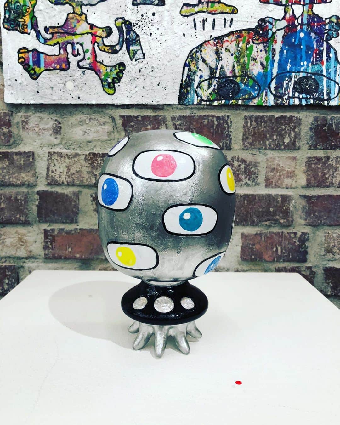 のインスタグラム：「@ufo907 solo exhibition "GONE POSTAL"  大好きなアーティストUFO907が来日すると聞いて個展のオープニングパーティーに行ってきました。 数年前に買った @nimbus845 とUFO907コラボスケボーにサインして貰いました。これは家宝です！！ 原宿の @tokyo_cultuart ビームスで2/18まで開催してます。皆さんも是非！！ #ufo907」