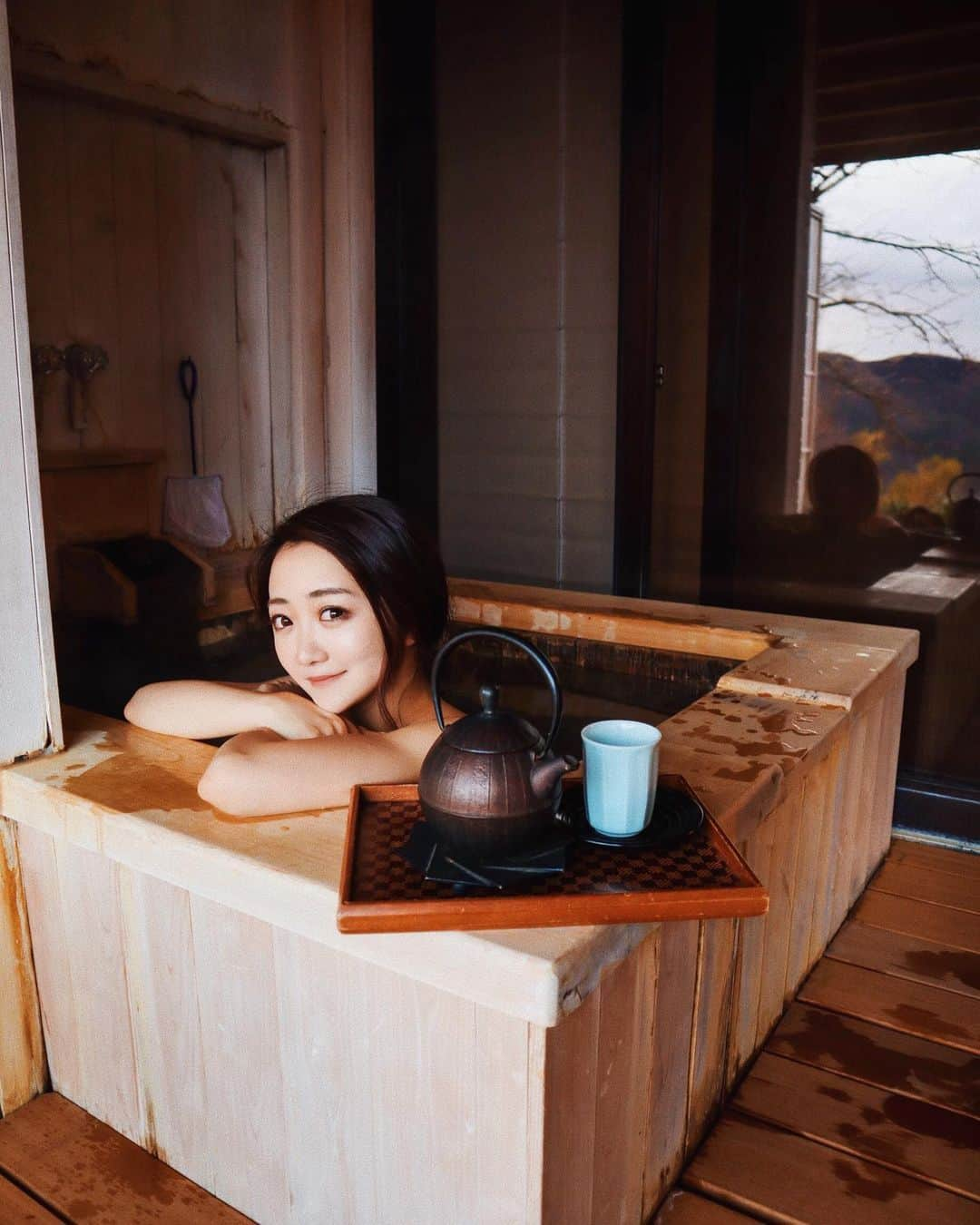 中島絢乃さんのインスタグラム写真 - (中島絢乃Instagram)「🍵♨︎🧖🏻‍♀️﻿ ﻿ ﻿ 初めて泊まった﻿ #強羅花扇 (@gora_hanaougi )👘💫﻿ ﻿ ﻿ ﻿ お部屋についている﻿ #露天風呂 も最高でした…！！😳❤️❤️﻿ 贅沢に朝から入ったよ🥺✨﻿ (大文字山の大も見えた👀✨⛰)﻿ ﻿ ﻿ お部屋ね、お風呂以外にも﻿ めちゃくちゃ嬉しかったのが﻿ 畳なんだけど床暖ついているし、﻿ 天然水と水道水別々の水道がついていて！﻿ 快適すぎたの！！！！🤭💕﻿ 住みたかった！！！🥺笑﻿ ﻿ ﻿ ﻿ ﻿ 夕ご飯も、﻿ 個室みたいに仕切られていたので﻿ リラックスして食べられました🍚❤️﻿ もちろんどれも美味しかった…！！🥺🍣🦀🇯🇵✨﻿ ﻿ #飛騨牛 もでてきたよ🐄🥩💕﻿ しあわせでした🙏﻿ ﻿ ﻿ ﻿ そしてそして、﻿ なんと言っても強羅花扇の皆様、﻿ ホスピタリティが素晴らしかったです👏﻿ もてなす人の心を感じる2日間でした！﻿ ﻿ ﻿ 大切な人との旅におすすめです😊✨﻿ ﻿ ❤︎❤︎❤︎❤︎❤︎❤︎❤︎❤︎❤︎❤︎❤︎﻿ #PR#hakonetrip#箱根旅行」2月9日 11時49分 - nakajima_ayano