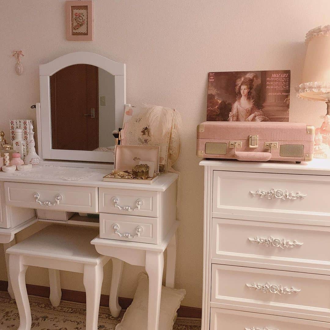 酒元麻衣（まいへー）のインスタグラム：「おはようございます♡ 今日も沢山寝た🎀  #myroom#寝室」