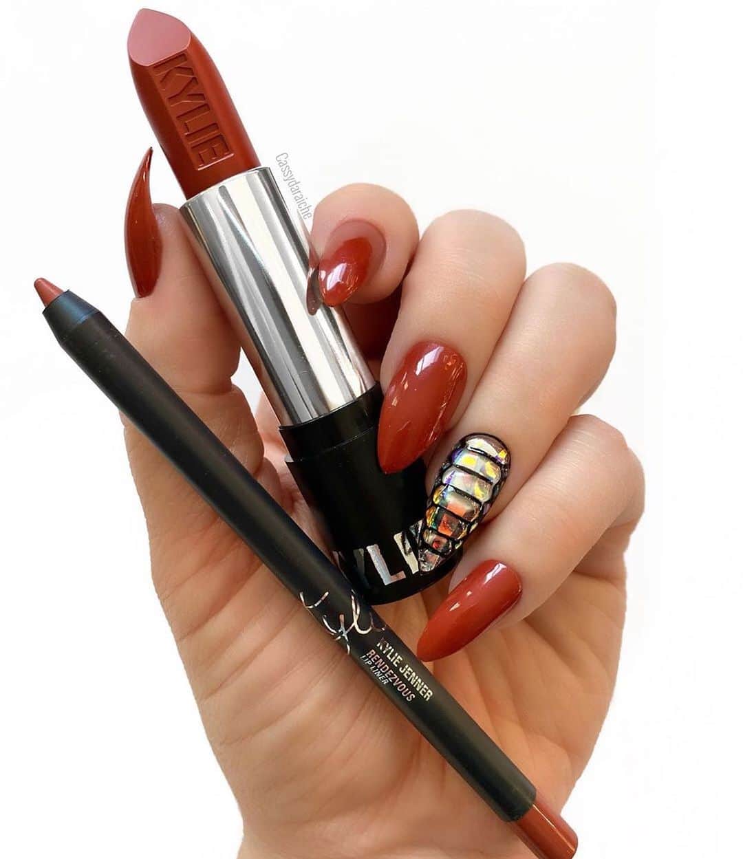 Kylie Cosmeticsさんのインスタグラム写真 - (Kylie CosmeticsInstagram)「Rendezvous lipstick kit 💋 you’ll love this stunning terra-cotta rose shade ✨ @cassydaraiche」2月9日 11時58分 - kyliecosmetics