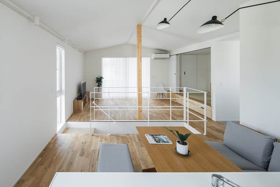 ルポハウス一級建築士事務所さんのインスタグラム写真 - (ルポハウス一級建築士事務所Instagram)「・ ・ ・ ２階リビングならではの明るい空間。 ・ キッチンダイニングとリビングを緩やかに分ける階段と、勾配天井によって空間をより広く感じられます。 ・ ・ ・ 𓐌𓐌𓐌𓐌𓐌𓐌𓐌𓐌𓐌𓐌𓐌𓐌𓐌𓐌𓐌𓐌𓐌𓐌  ルポハウスの施工事例はこちらまで☞ @reposhouse  𓐌𓐌𓐌𓐌𓐌𓐌𓐌𓐌𓐌𓐌𓐌𓐌𓐌𓐌𓐌𓐌𓐌𓐌 #ルポハウス は#ちょっとかっこいい家 を"友人のために" という思いでつくっています。 一生に一度の#マイホーム。 「あなたにしかできない」×「ルポハウスだからできる」で、 私たちだけの#家づくり を思いっきり楽しんでみませんか？！ ・ ・ ・ #住宅 #注文住宅 #新築一戸建て #デザイナーズ住宅  #一級建築士事務所 #設計事務所  #滋賀県大津市 #滋賀県草津市 #滋賀県栗東市  #滋賀県近江八幡市 #２階リビング #勾配天井 #勾配天井リビング #リビングインテリア #ナラ無垢材 #オーク無垢材」2月9日 11時59分 - reposhouse
