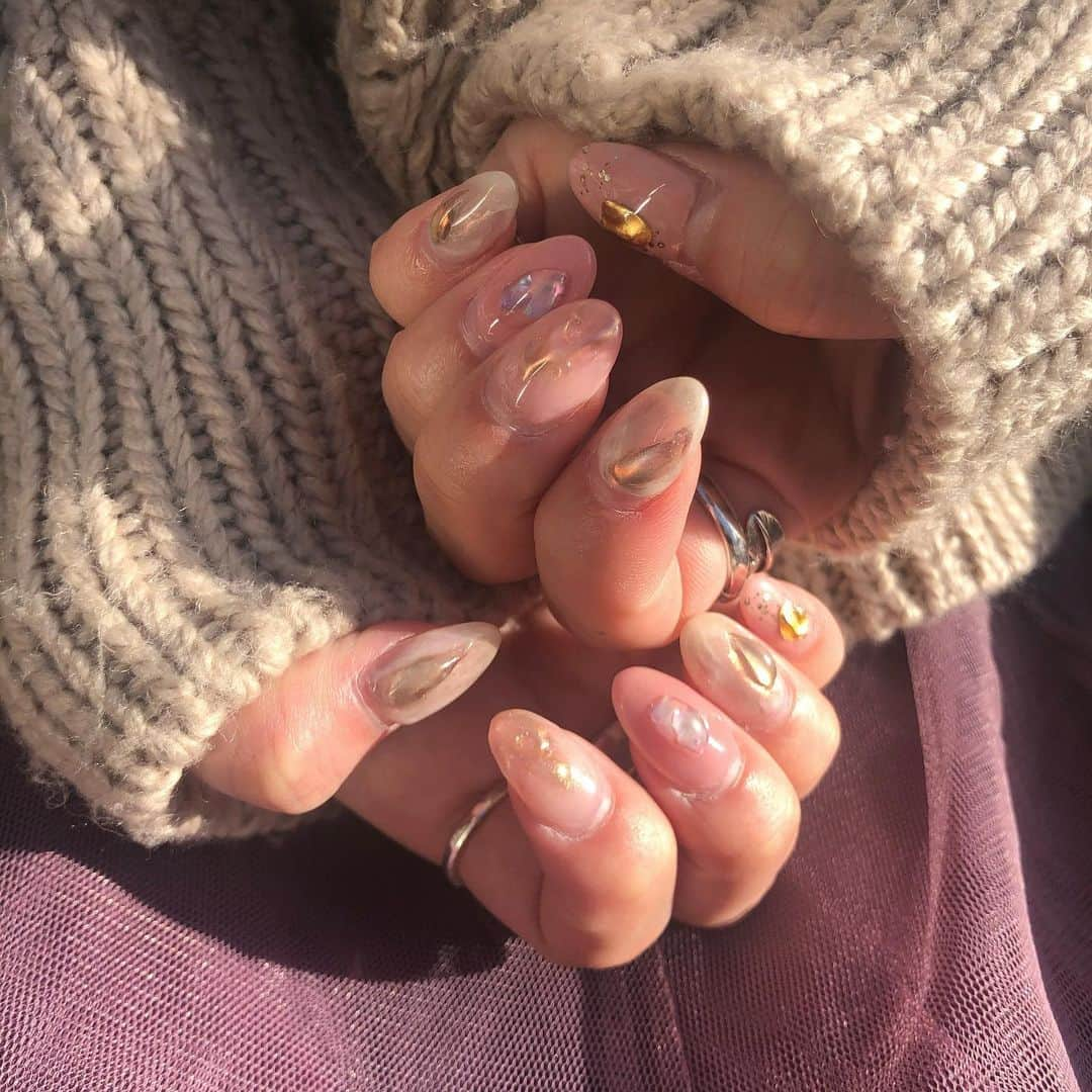 榊本麻衣さんのインスタグラム写真 - (榊本麻衣Instagram)「♡♡﻿ ﻿ ﻿ 今月のnail💅💗﻿ ﻿ ﻿ 今回は肌なじみのいい感じの色合い🥺💗﻿ ﻿ ﻿ 久々に淡い色味のネイルだよ😌💚﻿ ﻿ ﻿ 女の子って雰囲気のネイルでした🥴✨﻿ ﻿ ﻿ 次はどぉしよっかなぁ😚💋？﻿ ﻿ ﻿ ﻿ #nail #newnail  #mai___nail #ネイルデザイン #可愛い #ニュアンスネイル #ニュアンス #ニュアンスネイルデザイン #デザインネイル #ストーンネイル #春ネイル #アクセ #アクセサリー #accessory #指輪 #リング #ring #シルバーリング #シルバーアクセサリー #シルバー #silver #ホワイトネイル #ボルドーネイル #キラキラネイル #キラキラ #ゴールドネイル #ゴールド」2月9日 12時04分 - maipipii