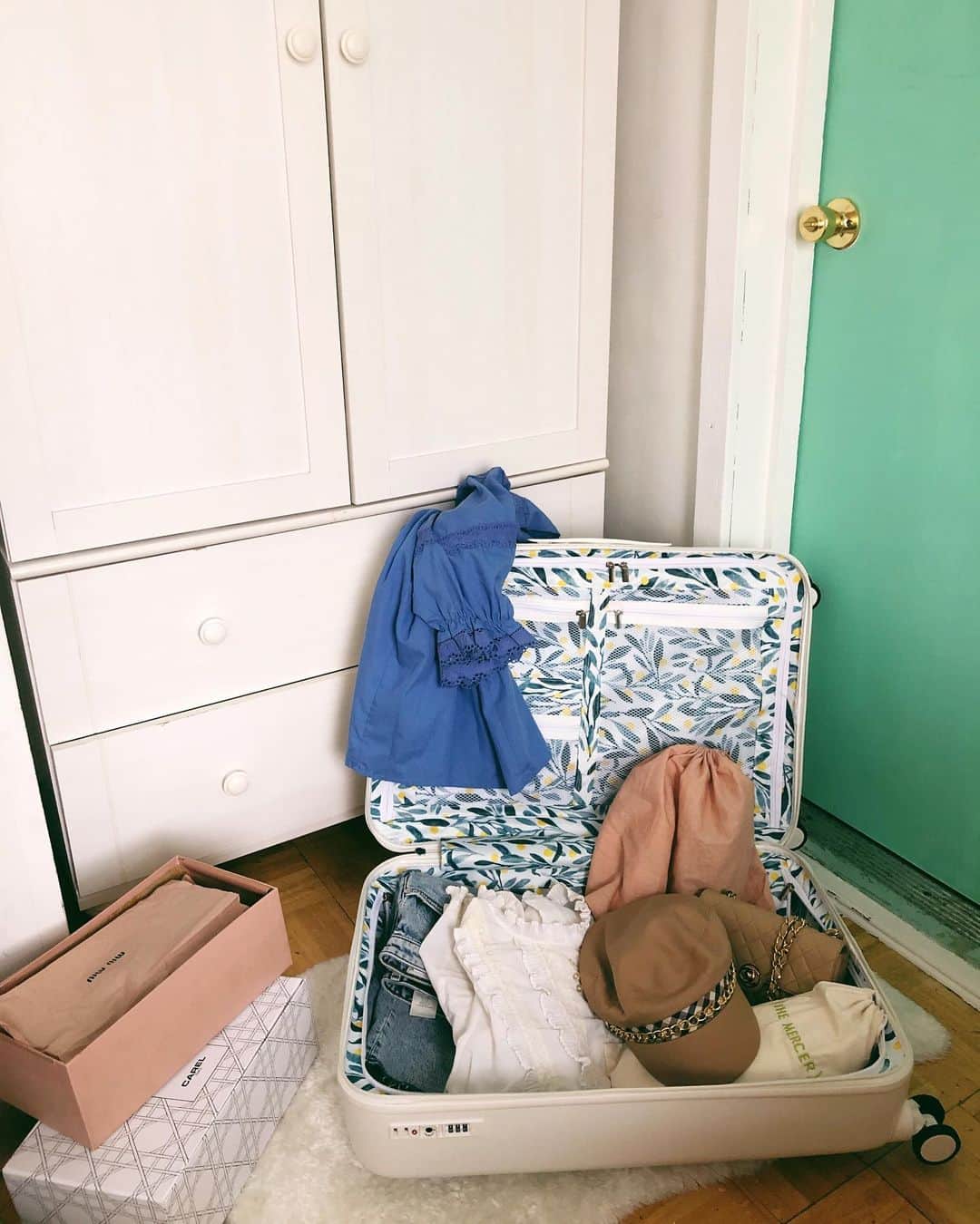 ベイカー恵利沙さんのインスタグラム写真 - (ベイカー恵利沙Instagram)「New suitcase from @aww_travel 🤍  送って頂いたこのスーツケース 、 とってもお気に入りなのでご紹介させてください💞 こちらは6-7日用の大きい方のサイズ 真っ白のボディも、中の柄も可愛くて(他のカラーも素敵で悩んだ) 同じ柄の折りたためるバッグも付属されているの！ 荷物が増えちゃう旅の帰りにぴったり🥺なんて便利 カラーごとに違う中の柄 ホワイトのスーツケースは 南イタリアに浮かぶカプリ島の白い街並みと、オリーブやレモンの木々をイメージしているそう！🍋すてき 収納のポケットも多いし、 電車の中などで勝手に動いちゃうのを防ぐキャスターロックも付いていて、 使い勝手も抜群❣️ わたし荷物が多いから軽いのも嬉しい スーツケースをお探しだった方、とってもおすすめです🤍真っ白だから シールで遊ぶのも楽しいね 今まで黒いスーツケースだったから、可愛いスーツケース嬉しい！ 次の旅はいつかなあ🌍」2月9日 12時15分 - bakerelisa