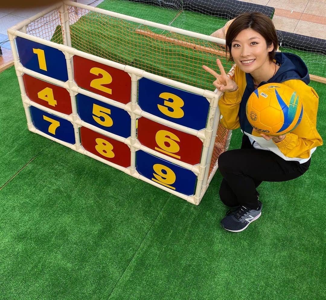 西谷綾子のインスタグラム：「✴︎ キックターゲット盛り上がりました😍👏💞 みんなとっても上手っ⚽️🥰 可愛かった🌟 ・ このあと12:50〜 ららぽーと柏の葉にて♡ 2020 Jリーグ プレーシーズンマッチ 「第25回 ちばぎんカップ」 パブリックビューイングイベント🤗❣️❣️ ・ #柏レイソル #ジェフ千葉 #ちばぎんカップ #ららぽーと #ららぽーと柏の葉 #soccer #reysol #jleague #japan #kashiwa #kashiwareysol #football #vitoria #shopping #shopping #park #lalaport」