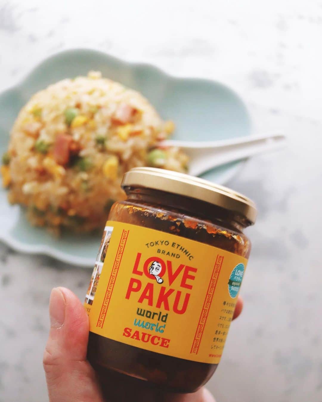 樋口正樹さんのインスタグラム写真 - (樋口正樹Instagram)「fried rice . 日曜のお昼は炒飯にしがち。 ラブパクちょい足しすると ナシゴレン風に味変するよ。 . 前から推してたラブパクが 徐々に知名度が上がってて、 使う人も増えて嬉しいです。 パクチー入ってないからね！ 👉 @lovepakusauce . . . #lovepaku #ラブパク #チャーハン #焼飯 #炒飯 #まかない飯 #おうち中華飯店 #パラパラ炒飯 #ラブパク食堂 #エスニック #万能調味料 #新定番 #新感覚 #相性抜群 #絶対美味しいやつ #friedrice #chinesefood #nasigoreng #f52grams #eeeeeats」2月9日 12時18分 - higuccini