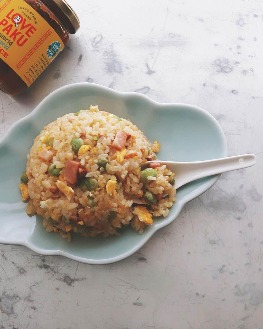 樋口正樹さんのインスタグラム写真 - (樋口正樹Instagram)「fried rice . 日曜のお昼は炒飯にしがち。 ラブパクちょい足しすると ナシゴレン風に味変するよ。 . 前から推してたラブパクが 徐々に知名度が上がってて、 使う人も増えて嬉しいです。 パクチー入ってないからね！ 👉 @lovepakusauce . . . #lovepaku #ラブパク #チャーハン #焼飯 #炒飯 #まかない飯 #おうち中華飯店 #パラパラ炒飯 #ラブパク食堂 #エスニック #万能調味料 #新定番 #新感覚 #相性抜群 #絶対美味しいやつ #friedrice #chinesefood #nasigoreng #f52grams #eeeeeats」2月9日 12時18分 - higuccini