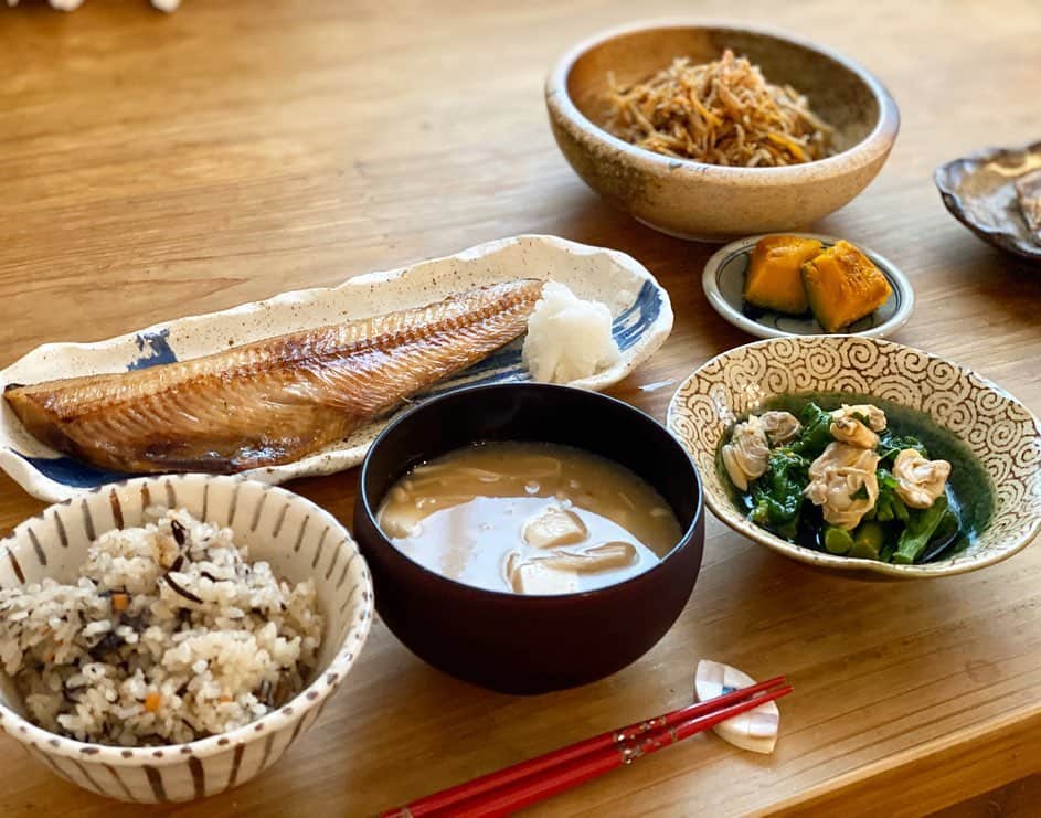 shihoのインスタグラム：「菜の花がおいしい 季節だねーーーーーー💛 . . ひじきの炊き込みご飯に したらみにしぽも 好きだったらしく いつのも倍食べました❤️ . . . さ、お昼食べたから お出かけするよおおおお👍🏻 . . . . #お家ご飯#お家カフェ #和食ごはん #健康 #ヘルシー#和食#ランチ #日曜日はゆっくりスタート #lunch#japanesefood #きんぴらが無性にたべたくてつくりました😋」