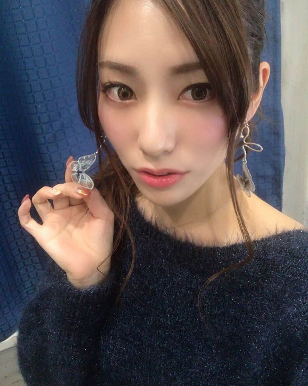 のインスタグラム：「昨日撮影会で可愛い❤️と大好評だった大きめピアス(♥Ü♥)↑↑蝶々の🦋ピアスだよぉ〜！！可愛い！！ （ @0928hana /mignonbijoux様） ミニョンは仏語で〝愛らしい〟って意味だよ〜 ・ ・ ・ ・ #ピアス　#イヤリング　#アクセサリー #mignonbijoux #大きめピアス #ハンドメイドアクセサリー #お花ピアス#minneで販売中　#撮影会　#揺れるピアス  #madeinjapan #ちょうちょ #蝶々アクセサリー」