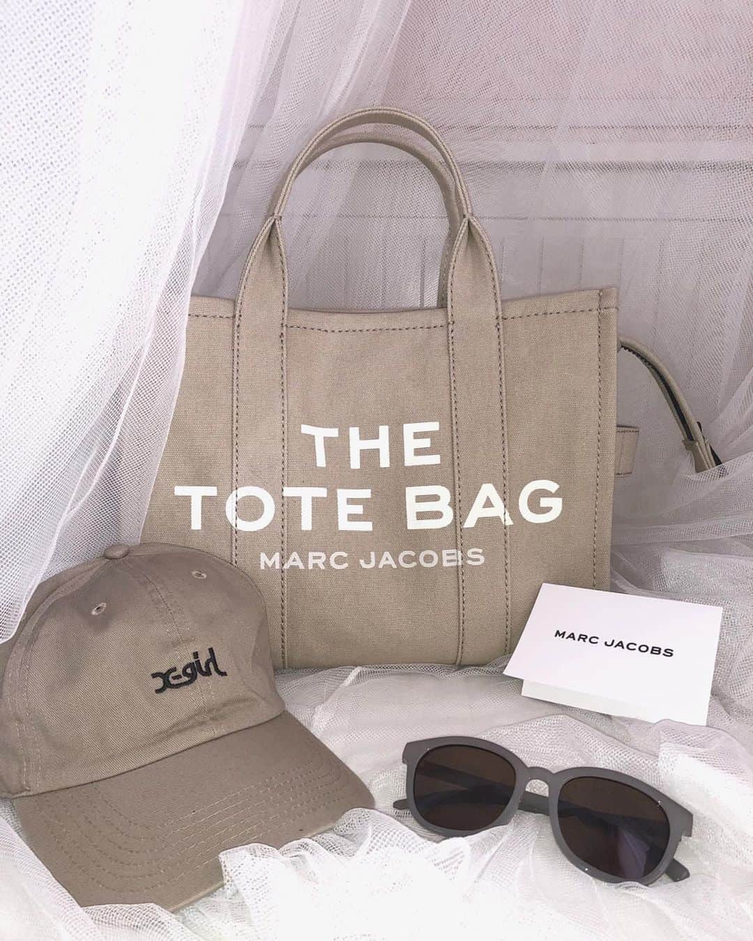 のインスタグラム：「・ purchase‪‪❤︎‬" ・ MARC JACOBSのトートバック、X-girlのキャップ、Latticeのサングラス♡ ・ かわいいものだらけ\\(◡̈)/♥︎ ・ ・ ・ #購入品 #購入品紹介 #marcjacobs #マークジェイコブス #xgirl #lattice #bag #バッグ #トートバック #キャップ女子 #キャップ #ぼうし #サングラス #サングラス女子 #めがね #めがね女子 #お買い物 #ショッピング #shopping #TheToteBagSmallTravelerTote #jc3 #mery #popteen」
