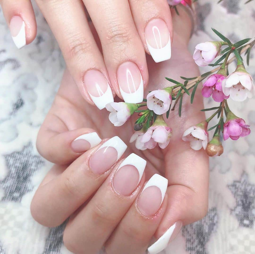 紗蘭さんのインスタグラム写真 - (紗蘭Instagram)「New Nail💐💕 今回はパーツをつけないでシンプルにしたかったので、久々のスクエアフレンチやった🤍🤍🤍 シンプルだけどスクエアだからオシャレっぽくなるしお気に入り🤤♥️ かいくんいつもありがとう😌✨ #newnail #nail #pinkrosewindow」2月9日 12時48分 - saracchidayo