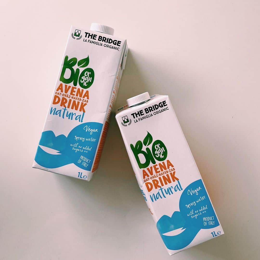 Risako Yamamotoさんのインスタグラム写真 - (Risako YamamotoInstagram)「おうちおやつ。 オートミルクラテとキャロットケーキ🥕☕️ ・ オーツ麦のミルク。無調整豆乳よりも飲みやすくて好き！♥︎ 味はアーモンドミルクに近いかな☺︎ ・ キャロットケーキはおからパウダーで焼きました🥕 ・ ・ #oatmilk #oatmilklatte #オートミルク #キャロットケーキ #おからパウダー #SLOHASHOLIC #healthylifestyle #低糖質スイーツ #wacchiskitchen #おうちスイーツ」2月9日 12時56分 - risako_yamamoto
