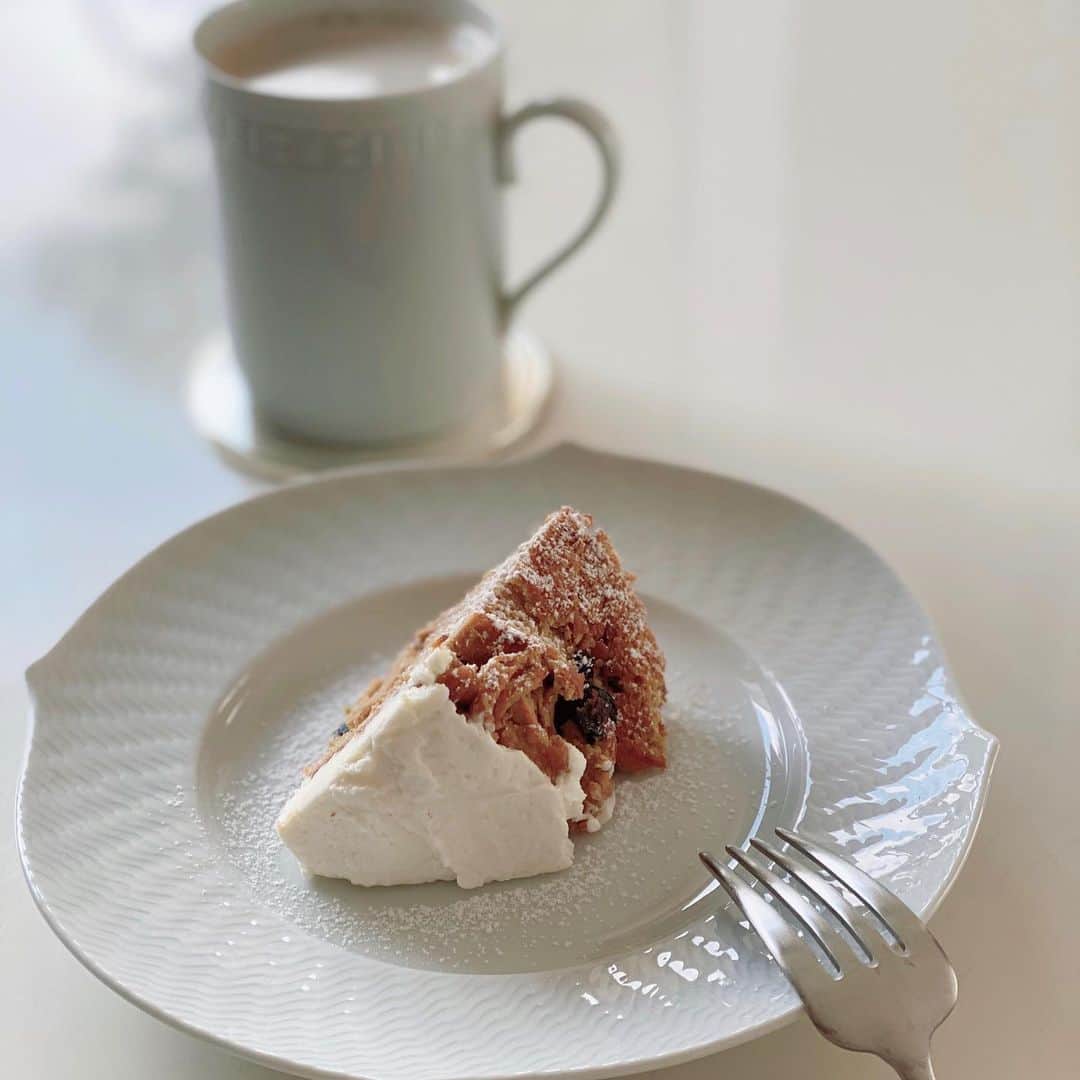 のインスタグラム：「おうちおやつ。 オートミルクラテとキャロットケーキ🥕☕️ ・ オーツ麦のミルク。無調整豆乳よりも飲みやすくて好き！♥︎ 味はアーモンドミルクに近いかな☺︎ ・ キャロットケーキはおからパウダーで焼きました🥕 ・ ・ #oatmilk #oatmilklatte #オートミルク #キャロットケーキ #おからパウダー #SLOHASHOLIC #healthylifestyle #低糖質スイーツ #wacchiskitchen #おうちスイーツ」