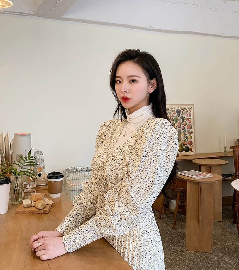 Chuuのインスタグラム：「오늘은 햇빛이 너무 따듯해서 원피스 입고 카페투어하기 좋은 날💕💕」