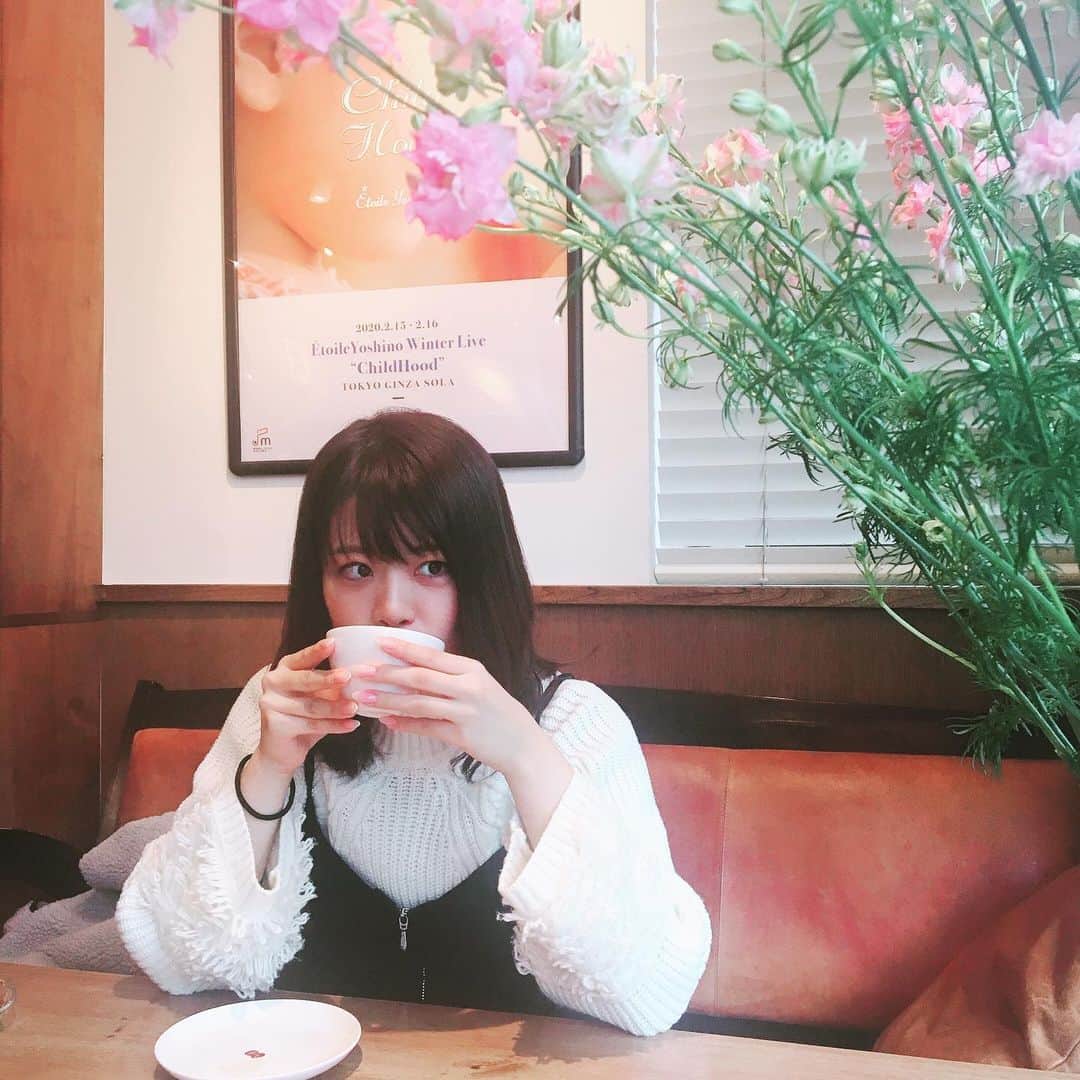 森谷佳奈のインスタグラム：「朝からカフェ巡り。 まじでこれはインスタグラムにのっけるやつじゃん！的な写真が撮れてしまったので、ここに残します。 番組缶バッジにしようかな。笑  あ、今おやすみ使って東京に遊びにきてます。なので、ここは三軒茶屋のコーヒーが美味しいカフェ『マメヒコ』☕️ でも飲んでるのは紅茶。ソレデモイイヨネ〜〜 #朝カフェ #三軒茶屋カフェ」