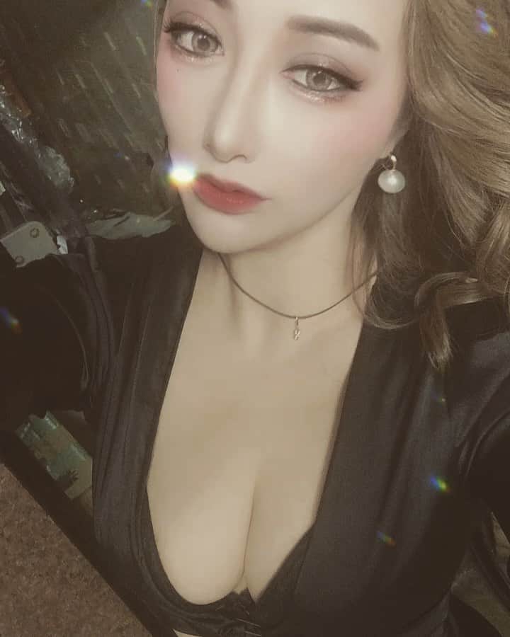 のインスタグラム：「一週間お疲れ様でした！ 色々あった一週間でしたが、仕事が楽しくてあっという間に過ぎた今週でした✨ このドレス気に入ってます^ ^  ポケモンソードシールド進めないとな〜⚔️🛡 パールピアスは　@selectshop_pinky  #キャバ嬢#キャバクラ#歌舞伎町#新宿#アマテラス#リアラ」