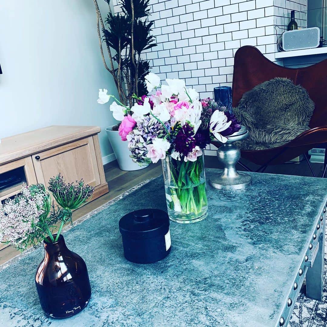 大草直子さんのインスタグラム写真 - (大草直子Instagram)「大分、疲れが溜まっていたみたい。ゆっくり起きて、花を生け替えて。お風呂に入ろう。ありがたいな、澄んだ青空に自分時間。ありがとう。 @amarc_official で #昨日の観劇について書いています #明日はセミナー登壇 #来週は大阪です #おしゃれのこと #楽に楽しく生きる方法 #もっと話していけたら良いな #素敵な日曜日を #一度ざわざわは手放してね」2月9日 13時14分 - naokookusa