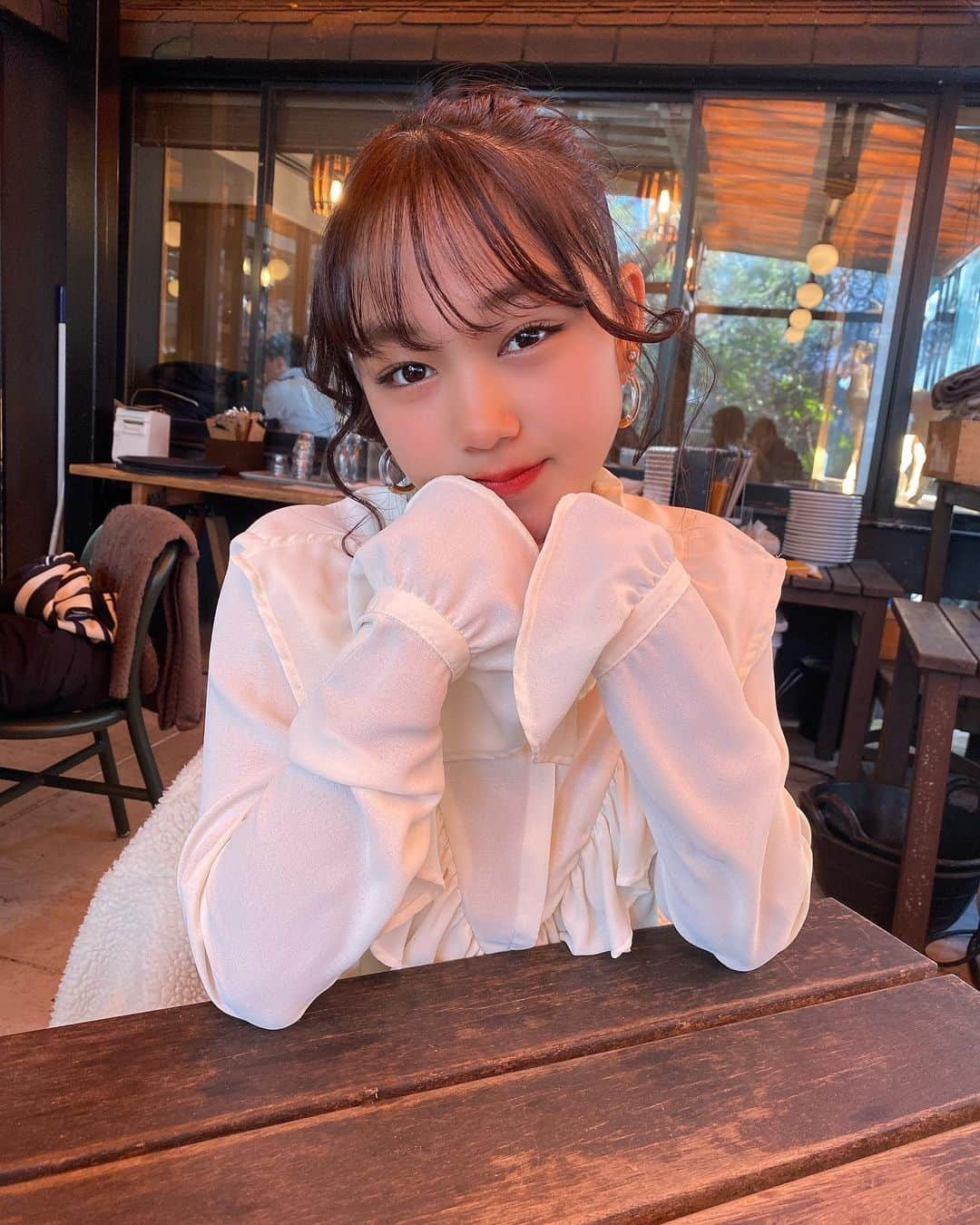 NANAさんのインスタグラム写真 - (NANAInstagram)「HELLO🕊 今日は1日お嬢day💁🏽‍♀️ ☆ ひなせと朝活☕の予定が支度に時間のかかるポンコツひなせのせいで昼に🙄こないだ新宿でみくちゃんとGARDENHOUSEのカフェに行ったらひなせも行きたいって言ってたから鎌倉にもあるGARDENHOUSEに🤓👌ここのほうじ茶チーズケーキがひなせも食べたかったらしい😂結局ランチもしました🤤 ☆ ☆ いよいよ明日はマルコが私立の入試ですが、ひなせも春からもう高校三年生🧐進路も本格的に考えないと行けない時に来てるから2人でオシャレカフェでゆっくり将来について話したよ😊 ☆ ☆ なかなか何がしたいかって見つけるの大変だよね。でも自分で見つけて頑張るしかないからね。誰に何を言われようと、自分の人生だから☺️人に迷惑をかけなければ何でもしなよって思う。たった1回の人生だからね！とにかく夢中に頑張れるものが見つかるといいね💪 ☆ ☆ なんかついこの間まで小学生とかだった気がするのに時の流れの早さに母ちゃん全くついていけないよ😬 ☆ ☆ 母ちゃんも卒母もすぐそこだな〜🤔 ☆ #母娘#鎌倉#鎌倉ガーデンハウス #鎌倉gardenhouse #lifestyle#GARDENHOUSE#鎌倉カフェ#kamakura#大事な時間#将来について#未来は明るい#若いって#素晴らしい#jk」2月9日 13時28分 - nana1977hs