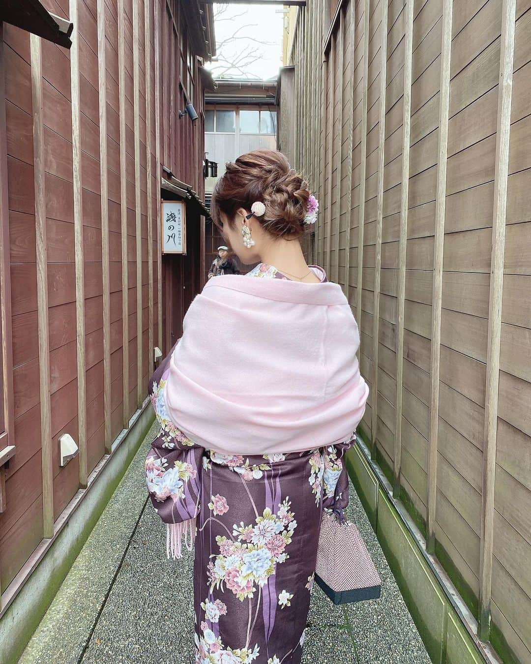 Isakoさんのインスタグラム写真 - (IsakoInstagram)「金沢に来てます👘💕 . . せっかくなのでお着物を着たよ💐 金沢１日目は茶屋街を巡ったり、 可愛い神社に行ったり街を満喫💕 . 雪も降っててかなり寒かったけれど とっても楽しかった🥰 お酒も美味しいね〜🍷 . . お着物 @vasara_kenrokuen . . . . #着物ヘア#着物#着物コーディネート#着物レンタル#金沢観光#金沢旅行#金沢グルメ#ひがし茶屋街#女子旅#金沢市#パープルカラー#シック#レトロ着物#着物デート#kimono#kimonofashion#kimonostyle」2月9日 13時24分 - ichaaako