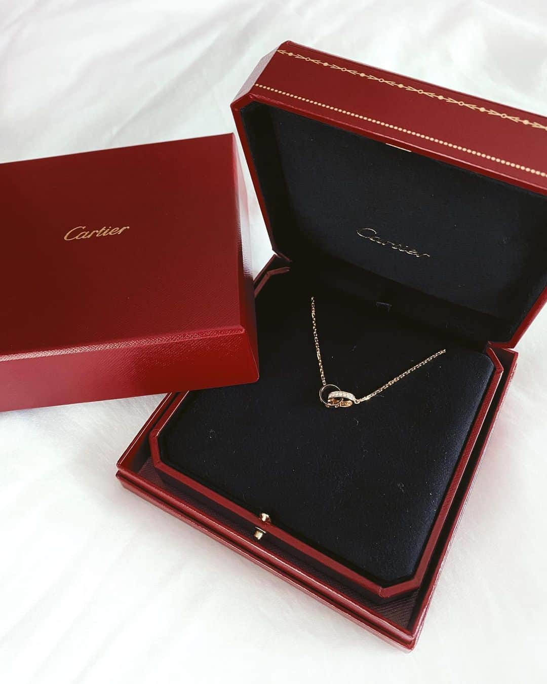 Shokoのインスタグラム：「＊Lifestyle＊ Necklace I purchased recently as I wanted something to go with my other rose gold watch and ring. #newin ・ This is not the usual design I would probably pick but I wanted something meaningful and to pass down to my daughter once she is old enough to wear them. ・ The two ring connected together with love. I look forward to the day I pass this down to her. ・ Speaking of passing down, Girls Day is coming up and I’m unboxing something my mother is passing down to me. Ans hopefully for the next three generations to come! Posting on Story soon.」