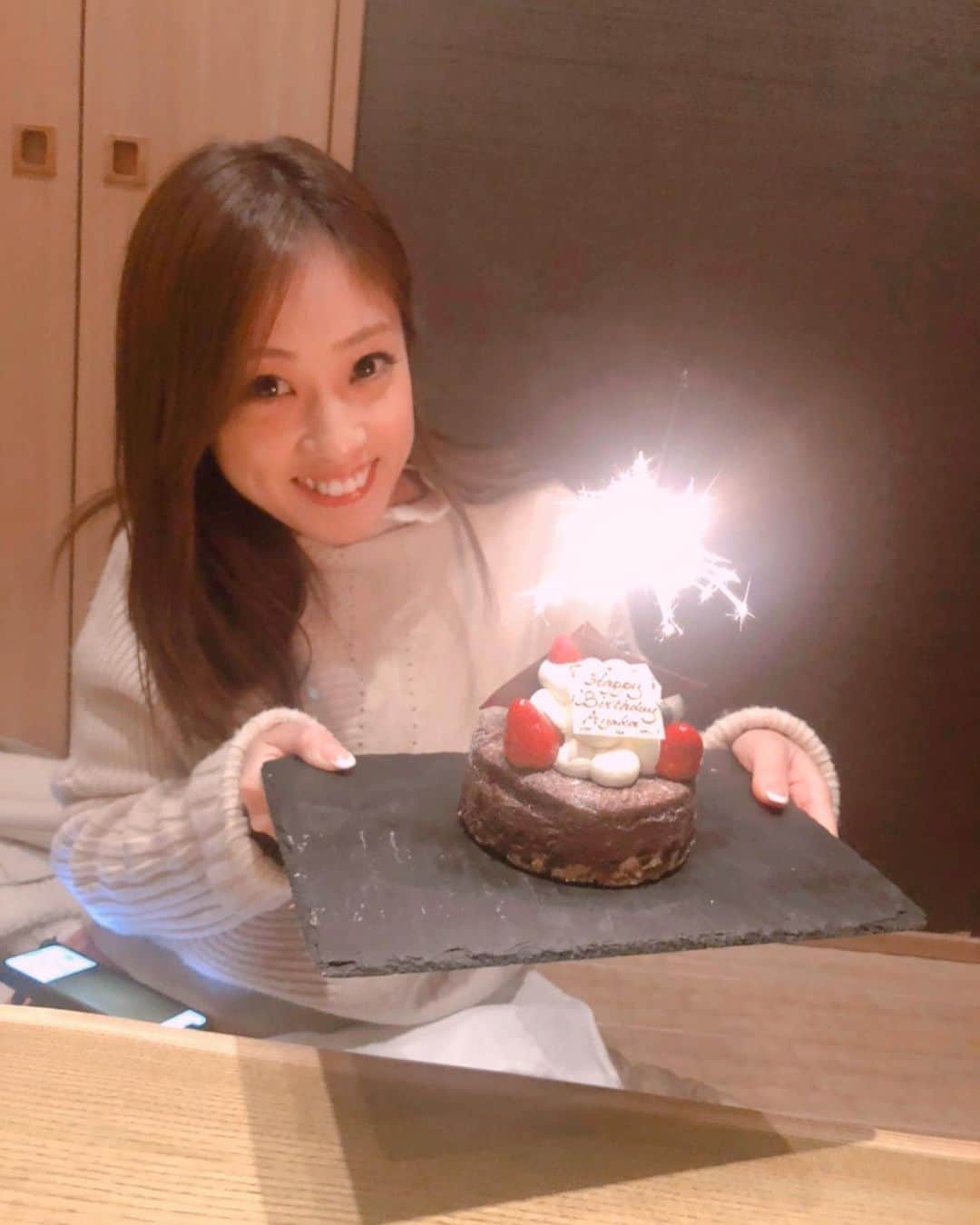 野田彩加さんのインスタグラム写真 - (野田彩加Instagram)「久々にご飯に行ったらお祝いしてもらいました☺️🎂 ありがとうございます🥺✨✨✨ ご飯もとても美味しかったのに、話すのと食べるのに夢中で撮り忘れました🤭 #mybirthday #birthday #birthdaycake #birthdaypresent #moetchandon #macaron #感謝」2月9日 13時41分 - aya.205