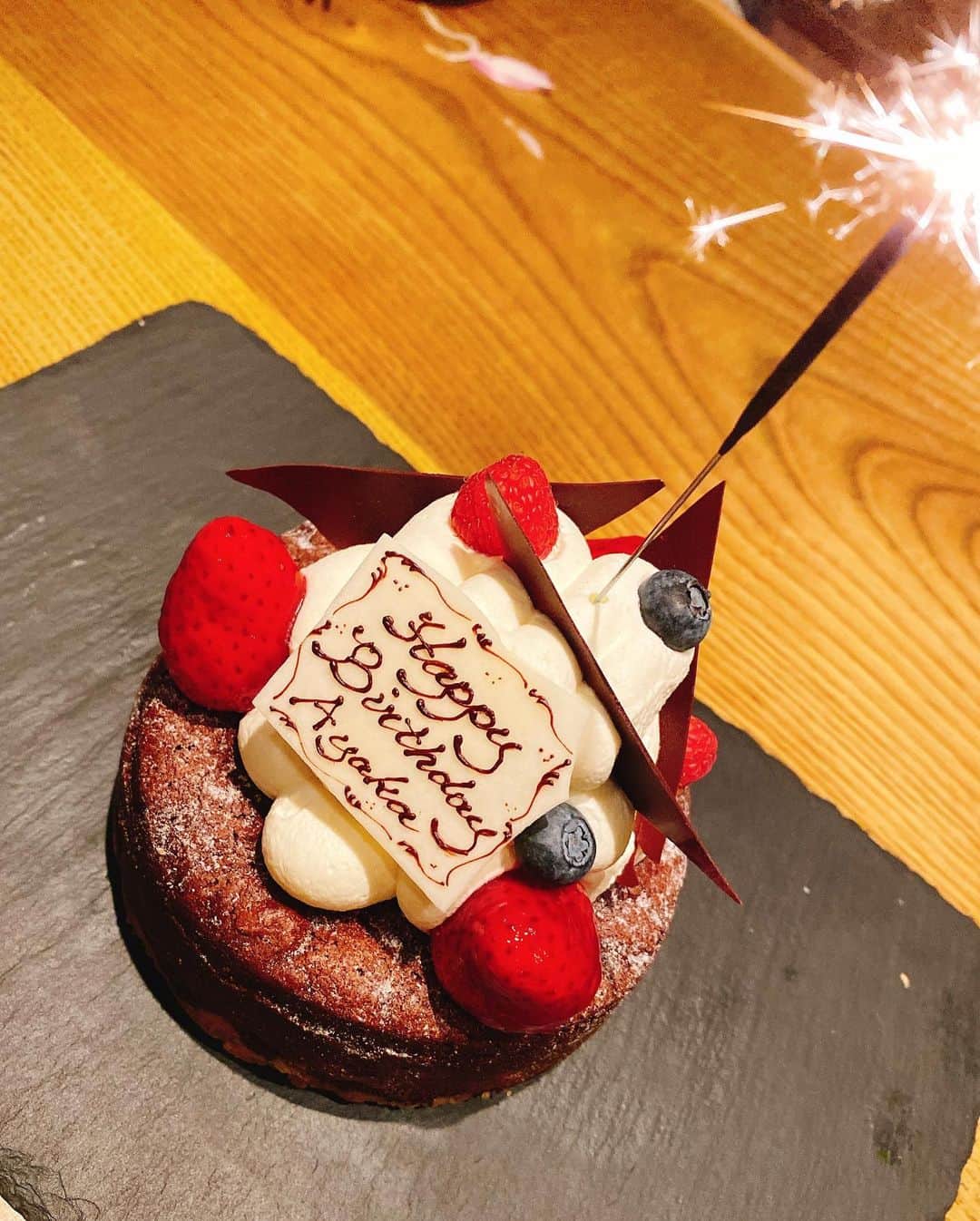 野田彩加さんのインスタグラム写真 - (野田彩加Instagram)「久々にご飯に行ったらお祝いしてもらいました☺️🎂 ありがとうございます🥺✨✨✨ ご飯もとても美味しかったのに、話すのと食べるのに夢中で撮り忘れました🤭 #mybirthday #birthday #birthdaycake #birthdaypresent #moetchandon #macaron #感謝」2月9日 13時41分 - aya.205