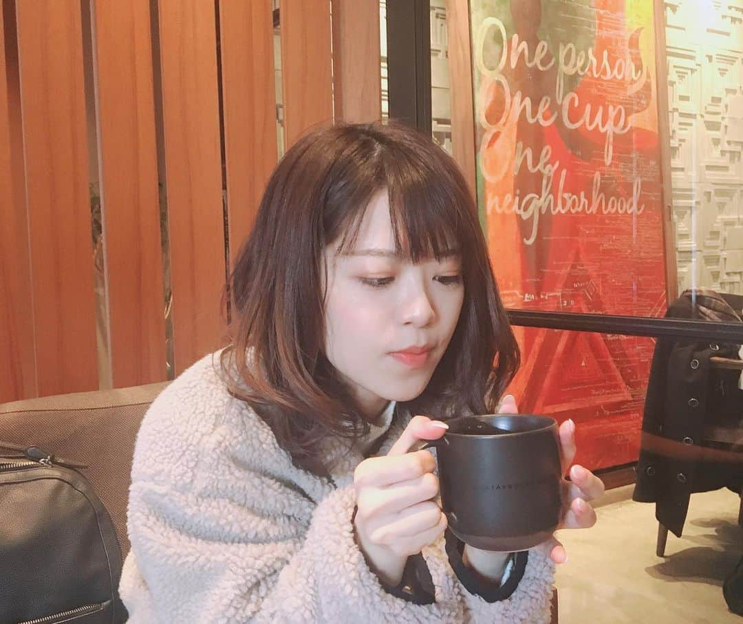 森谷佳奈さんのインスタグラム写真 - (森谷佳奈Instagram)「カフェ巡り2軒目☕️ 一つわかったことがあります。 東京っておしゃれなところが多いから、みんなインスタ用の写真撮ってるんだ！ そりゃコーヒー一杯でも撮りたくなっちゃうよ〜。 お酒とかも飲めちゃうスタバの超進化店『インスパイアードバイスターバックス』に☕️ コーヒーの説明をたっっっっっぷり聞いてから飲むと、私やっちゃってるな！！！笑 ってなるけど、たまにはいいです！てか最高空間です！」2月9日 13時54分 - kana_moritani