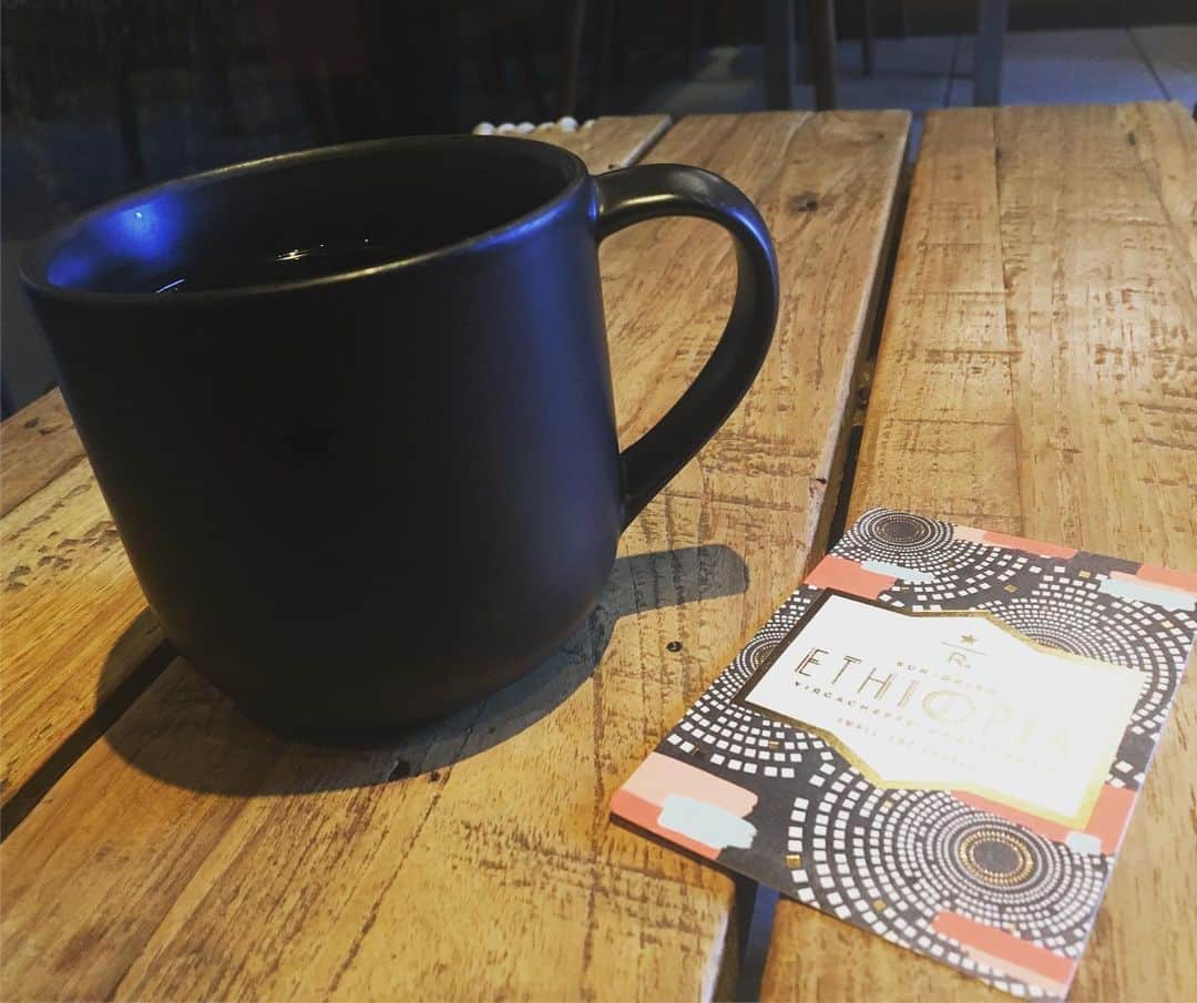 森谷佳奈のインスタグラム：「カフェ巡り2軒目☕️ 一つわかったことがあります。 東京っておしゃれなところが多いから、みんなインスタ用の写真撮ってるんだ！ そりゃコーヒー一杯でも撮りたくなっちゃうよ〜。 お酒とかも飲めちゃうスタバの超進化店『インスパイアードバイスターバックス』に☕️ コーヒーの説明をたっっっっっぷり聞いてから飲むと、私やっちゃってるな！！！笑 ってなるけど、たまにはいいです！てか最高空間です！」