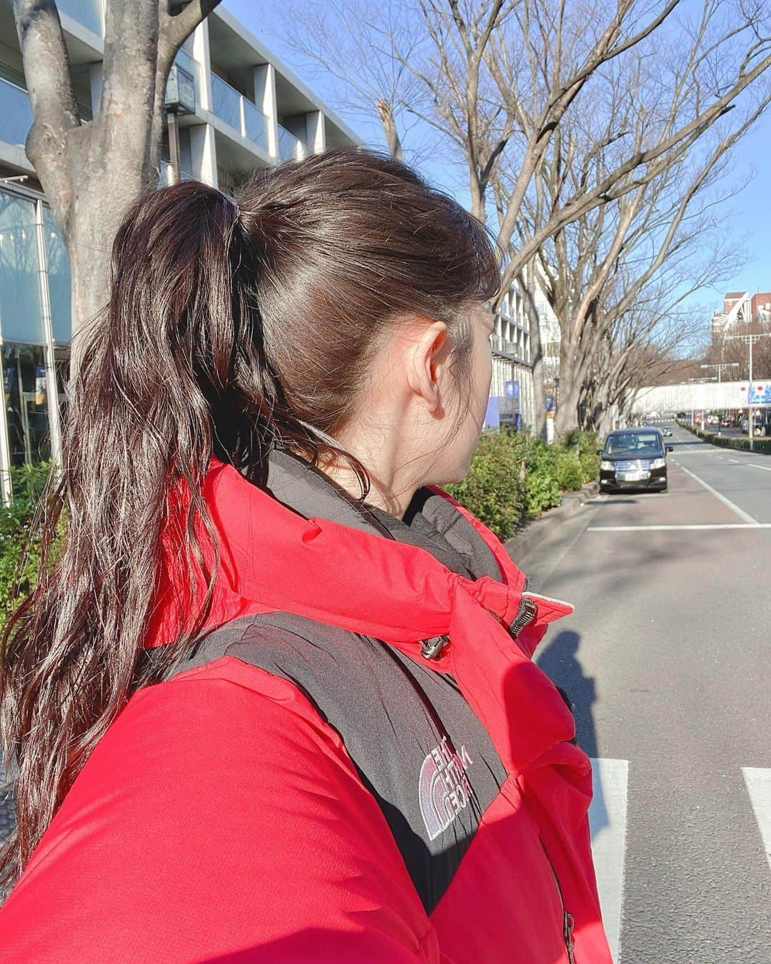 粟津麻依さんのインスタグラム写真 - (粟津麻依Instagram)「今日は朝早くから撮影でした〜っ ５年前くらいに買ったバルトロが大活躍なこの時期 赤にして良かった♡ でもこの時期に出てた白も欲しかったんだよなぁ #バルトロ　#スト女子」2月9日 13時51分 - awatsumai