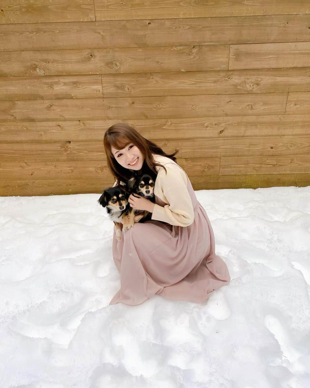 足の裏さんのインスタグラム写真 - (足の裏Instagram)「🐕🐕﻿ ﻿ 先日、秋ぶりにまろころと旅行に行ってきました！﻿ 富士山からなんかしらのパワーをもらえたのでいいことありますようにーー！！！﻿ ﻿ 親バカだけど、まろころ犬部門で世界一可愛い﻿ ﻿ 私服はタグ付けしてます🙆‍♂️ #愛犬と旅行 #チワックス #雪 #ブラックタン最高 #だいすき」2月9日 13時53分 - ashiura.163