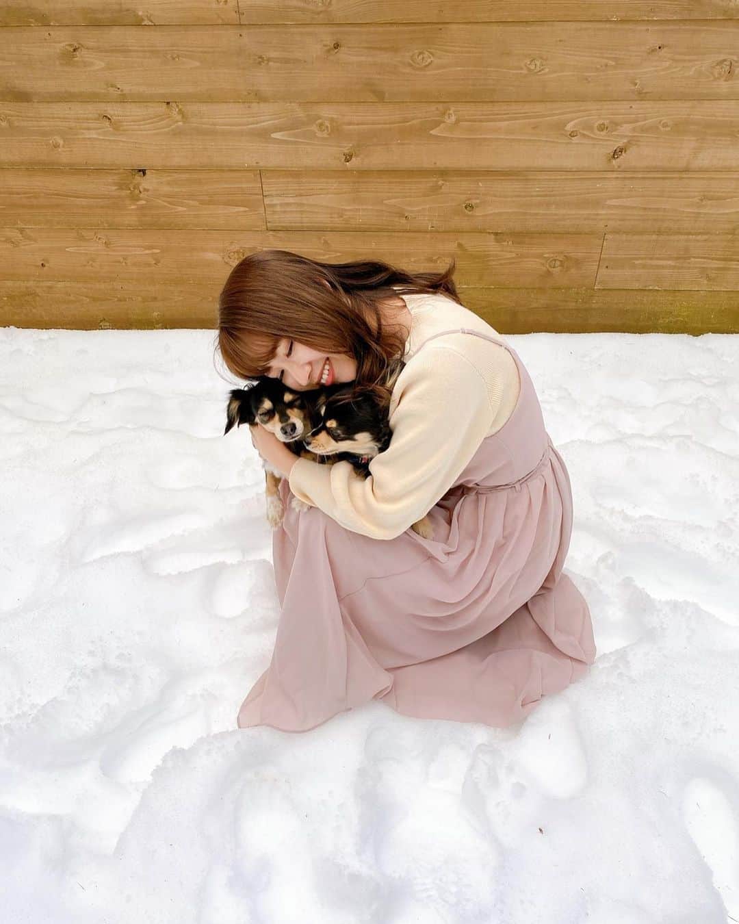 足の裏さんのインスタグラム写真 - (足の裏Instagram)「🐕🐕﻿ ﻿ 先日、秋ぶりにまろころと旅行に行ってきました！﻿ 富士山からなんかしらのパワーをもらえたのでいいことありますようにーー！！！﻿ ﻿ 親バカだけど、まろころ犬部門で世界一可愛い﻿ ﻿ 私服はタグ付けしてます🙆‍♂️ #愛犬と旅行 #チワックス #雪 #ブラックタン最高 #だいすき」2月9日 13時53分 - ashiura.163