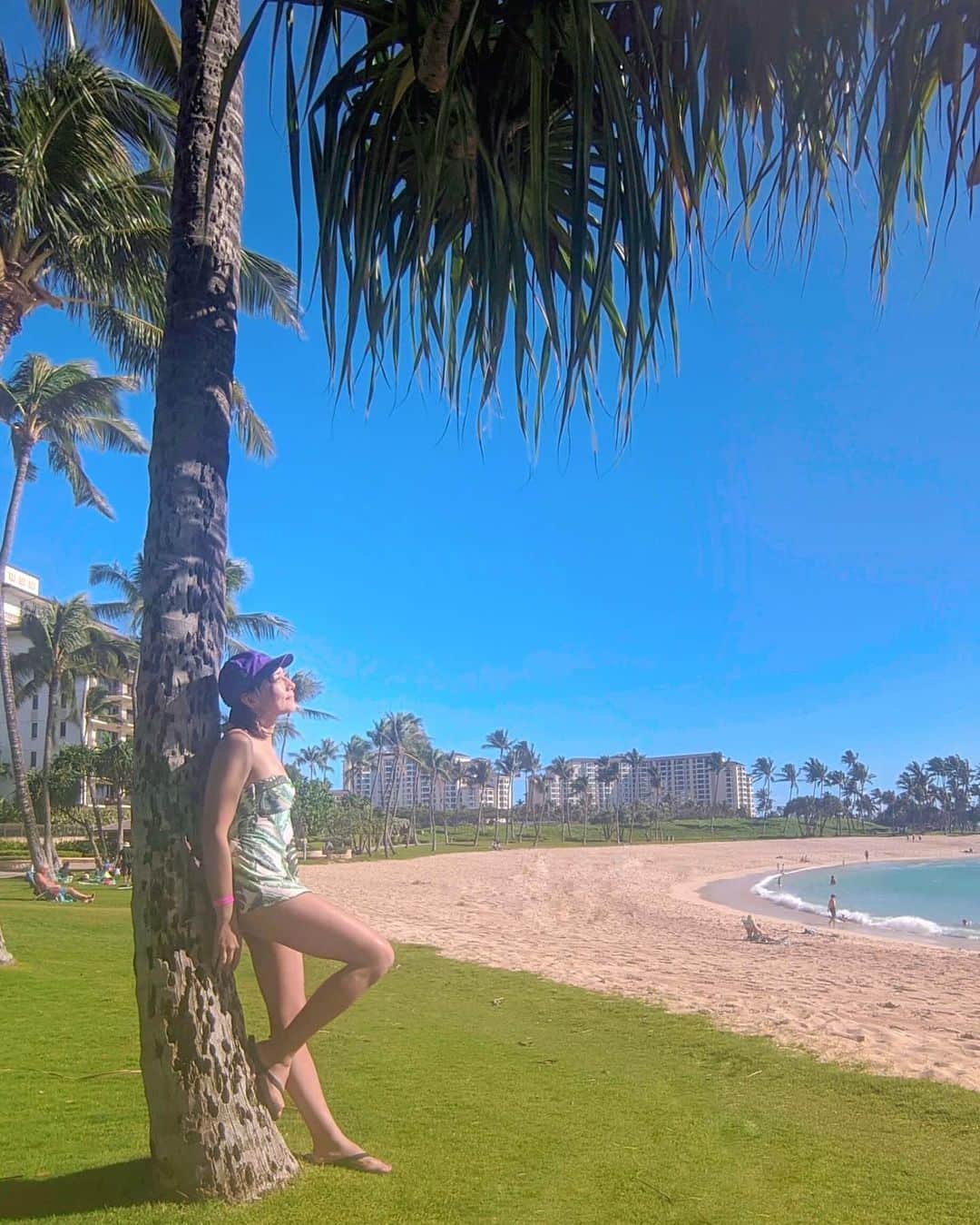 のインスタグラム：「寒い地域から、﻿ 所変わって南国なう♥﻿ ﻿ ﻿ ﻿ ハワイに来ました〜！🌊﻿ 相変わらずの移動距離。✈﻿ ﻿ はじめてのコオリナ地域。﻿ ﻿ アウラニディズニーとアロハストリートのコラボ企画です☺﻿ ﻿ こちらはホテルから少し散歩したビーチにて。﻿ ﻿ ホテル滞在たっぷり楽しみます✨﻿ ﻿ ﻿ ﻿ #アウラニディズニー#sponsored ﻿ #コオリナ#アロハストリート﻿ #ハワイ#AulaniResort#Aulani﻿ #hawai#リゾート#リゾートホテル#海好きな人と繋がりたい﻿#トラレコwifi ﻿﻿﻿﻿ #旅したくなるフォト#旅行 #travelstagram #旅人 #lynn_trip #旅 #travelme #travel #trip #traveler #トラベラー ﻿ #旅好きな人と繋がりたい﻿ #travelholics#旅スタグラム#海外旅行﻿ ﻿ #seafolly #シーフォリー」