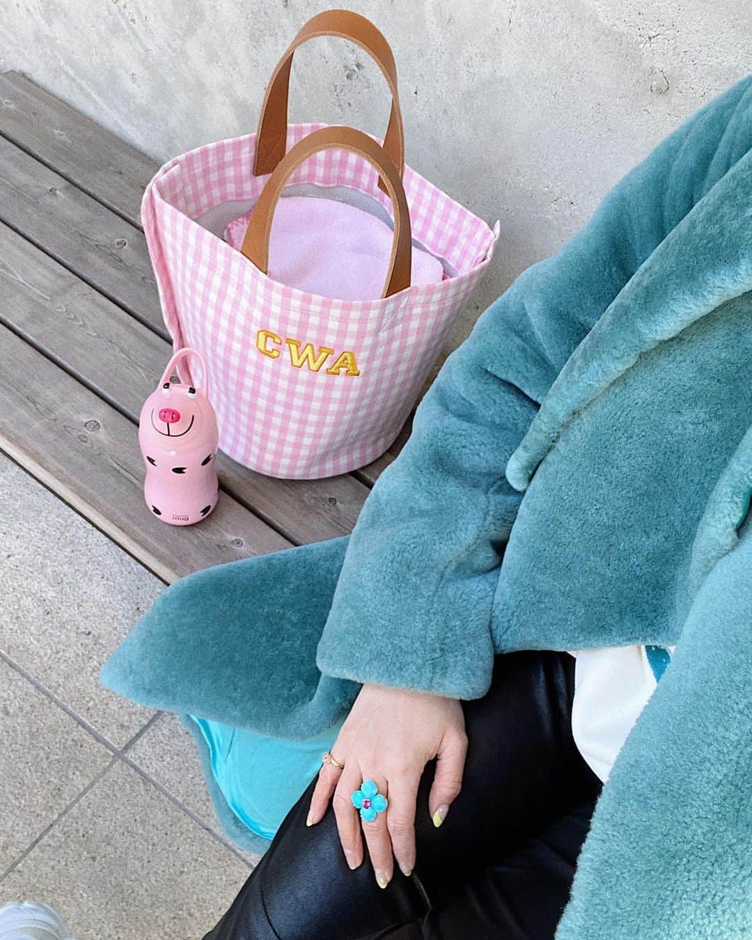 翁安芸さんのインスタグラム写真 - (翁安芸Instagram)「寒い週末ですが、元気いっぱいの娘と公園のはしご😝 届いたばかりの @ludlow_official のイニシャル刺繍入りバッグで気分アップ💓👑💕💖　#weekend #pink #ludlow #ラドロー」2月9日 14時26分 - akinyc
