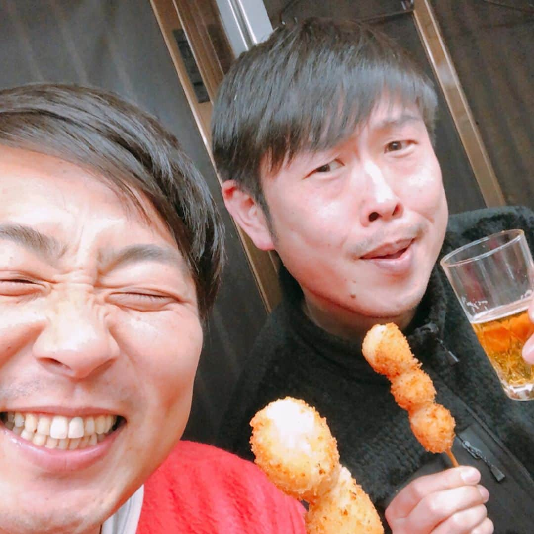 平井俊輔のインスタグラム：「面白兄さんに会いに！ #ギンナナ #金成さん 今年から大阪に移籍した金成さん！ イベント後にせっかく大阪に来たならと、金成さんと合流しいっぱいお話を😎 なりさんの家の近くの串カツを一緒に。 いや…バリ美味すぎるっしょ‼️ 大阪は本当美味しい物に溢れてます。 なりさん！ また大阪行ったら連絡します！ でっけー狼煙上げるの楽しみにしてます‼️」