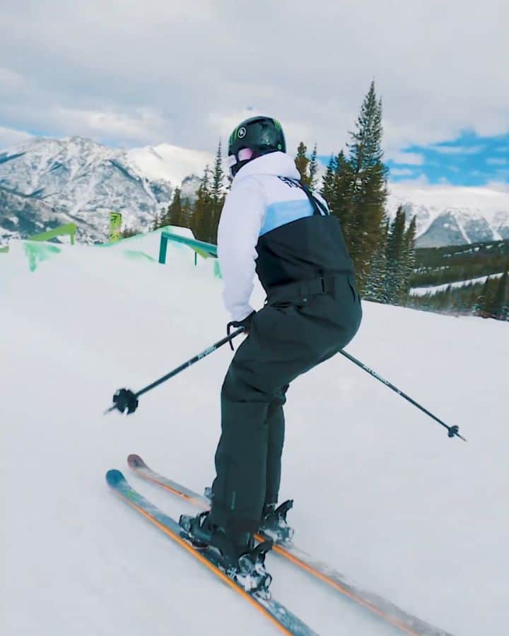 ガス・ケンワージーのインスタグラム：「One of my runs from the warm up before today's @dewtour slopestyle final. Unfortunately, I wasn't able to put it all down during the contest but I'm happy with how I'm skiing, happy to be back in a bib and I'm excited for the last few events of the season. Modified superpipe finals are going down tomorrow morning and then I'm heading back to Calgary for a World Cup. Wish me luck! 🎥: @luka_bees」