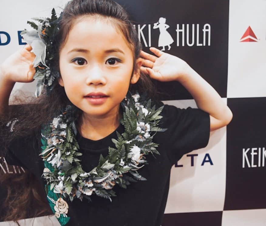 takacolaのインスタグラム：「⋆ Keiki  Hula 2020🌺 ⋆ はじめてフラの大会に出場しました！ 小さいカラダで頑張りました😭💮 ⋆ @kalokemelemelehulastudio  Kaikamahine Group ‘Auana 🥉位👏🏽 ⋆ #6歳#6歳11ヶ月#小学1年生#20200202 #keikihula#hulagirl#ケイキフラ」