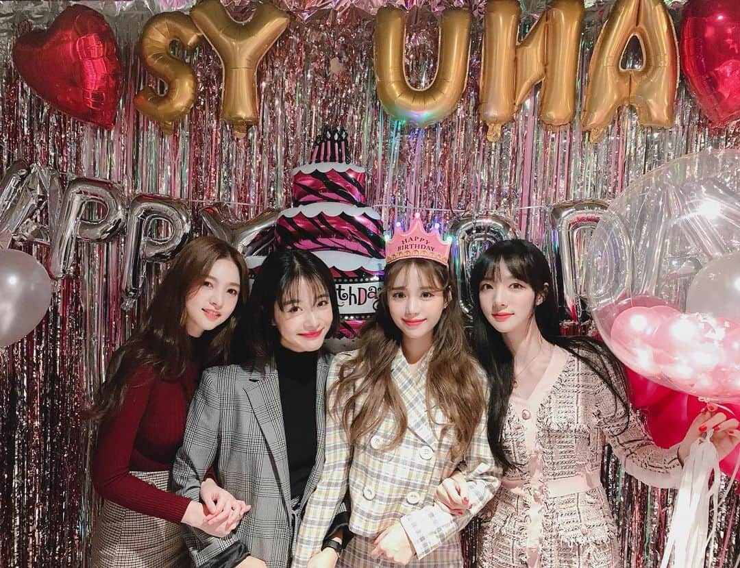 ミンヒ のインスタグラム：「울 유나언니 생일파티🥳 슈퍼건 이벤트는 엄청났댜...🤭 진짜 현금이 섞여있을줄이야... 역시 강엄마..🤣👍🏻ㅎㅎ 언니 생일축하해요오❣️ 울 네명 넘 이뿌다아아아앙👭🏻👭🏻」